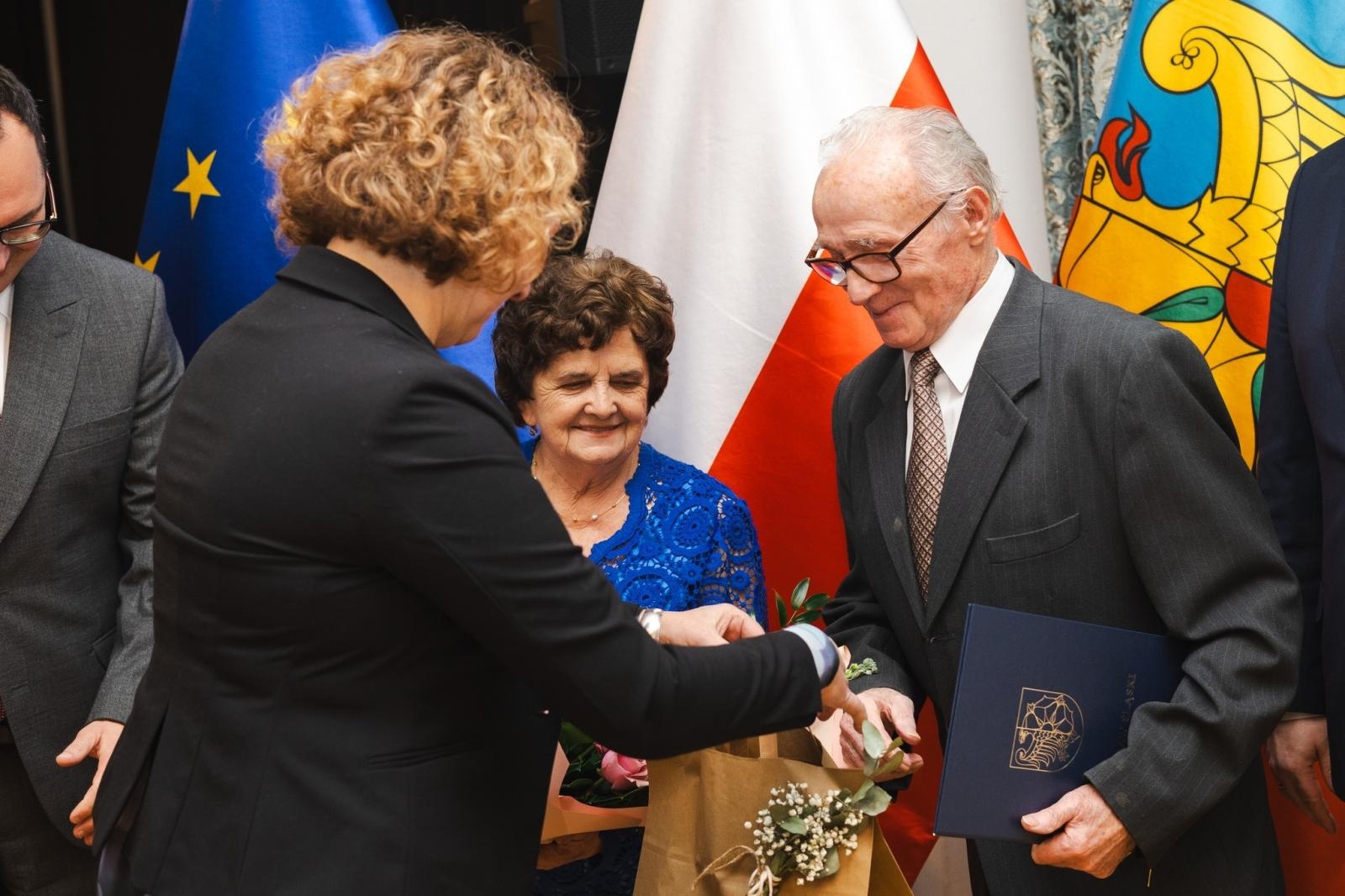 Zdjęcie w galerii na portalu naszwodzislaw.com: Małżonkowie świętowali złote, diamentowe i żelazne gody w Pałacu Dietrichsteinów [FOTO] wiadomości z regionu