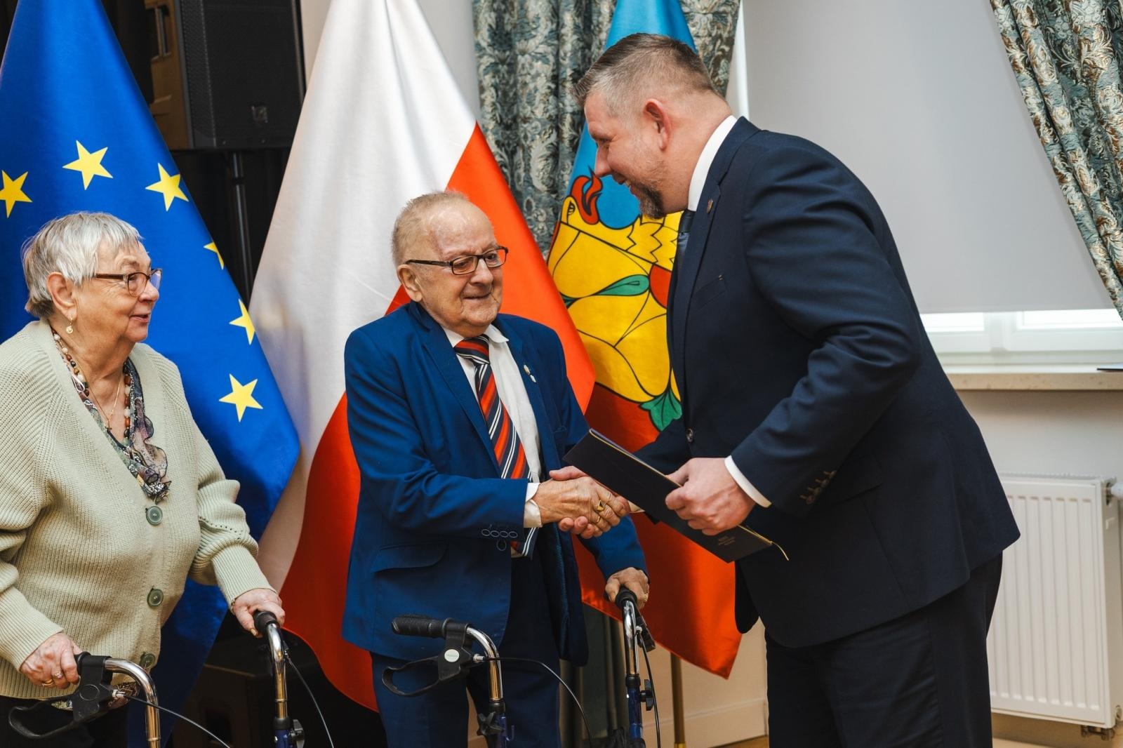 Zdjęcie w galerii na portalu naszwodzislaw.com: Małżonkowie świętowali złote, diamentowe i żelazne gody w Pałacu Dietrichsteinów [FOTO] wiadomości z regionu