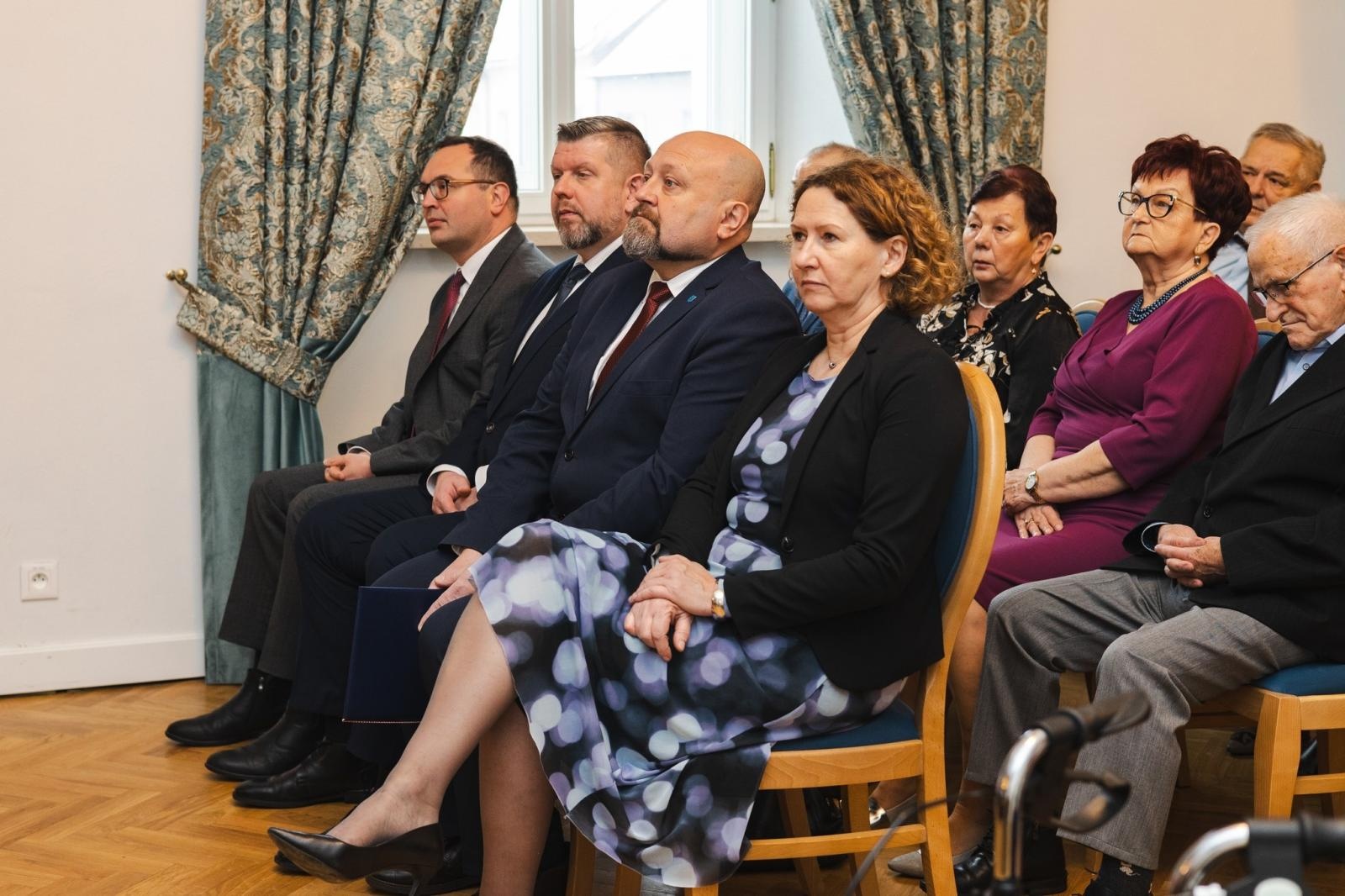 Zdjęcie w galerii na portalu naszwodzislaw.com: Małżonkowie świętowali złote, diamentowe i żelazne gody w Pałacu Dietrichsteinów [FOTO] wiadomości z regionu