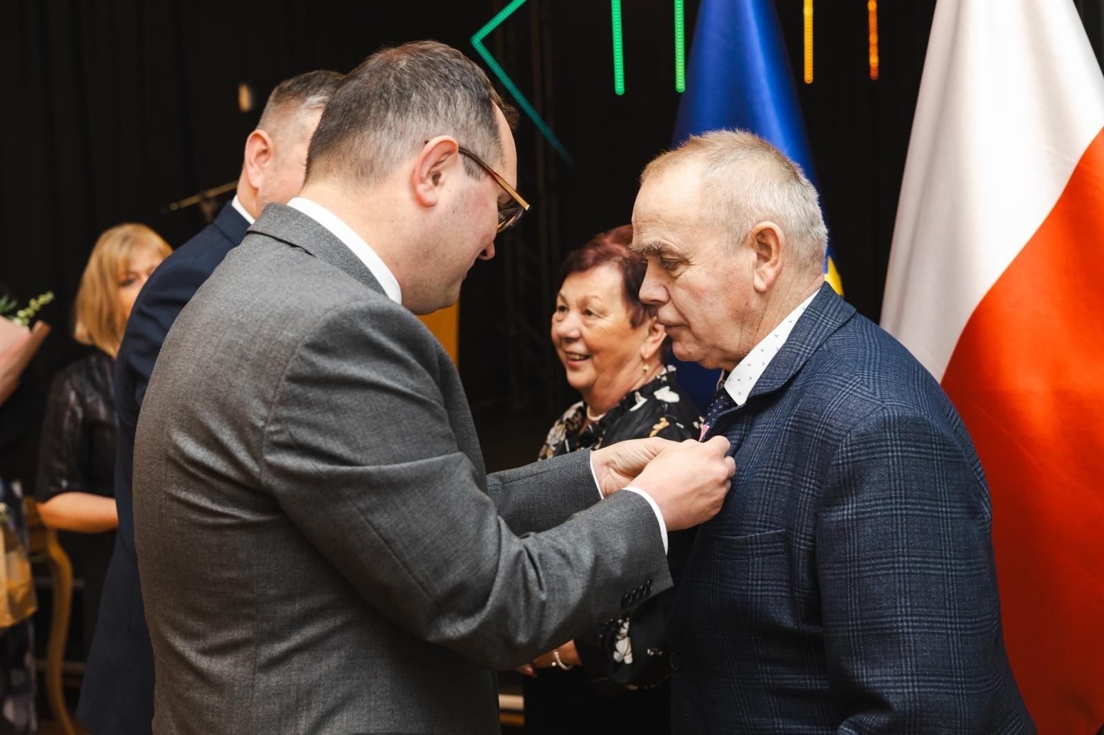 Zdjęcie w galerii na portalu naszwodzislaw.com: Małżonkowie świętowali złote, diamentowe i żelazne gody w Pałacu Dietrichsteinów [FOTO] wiadomości z regionu