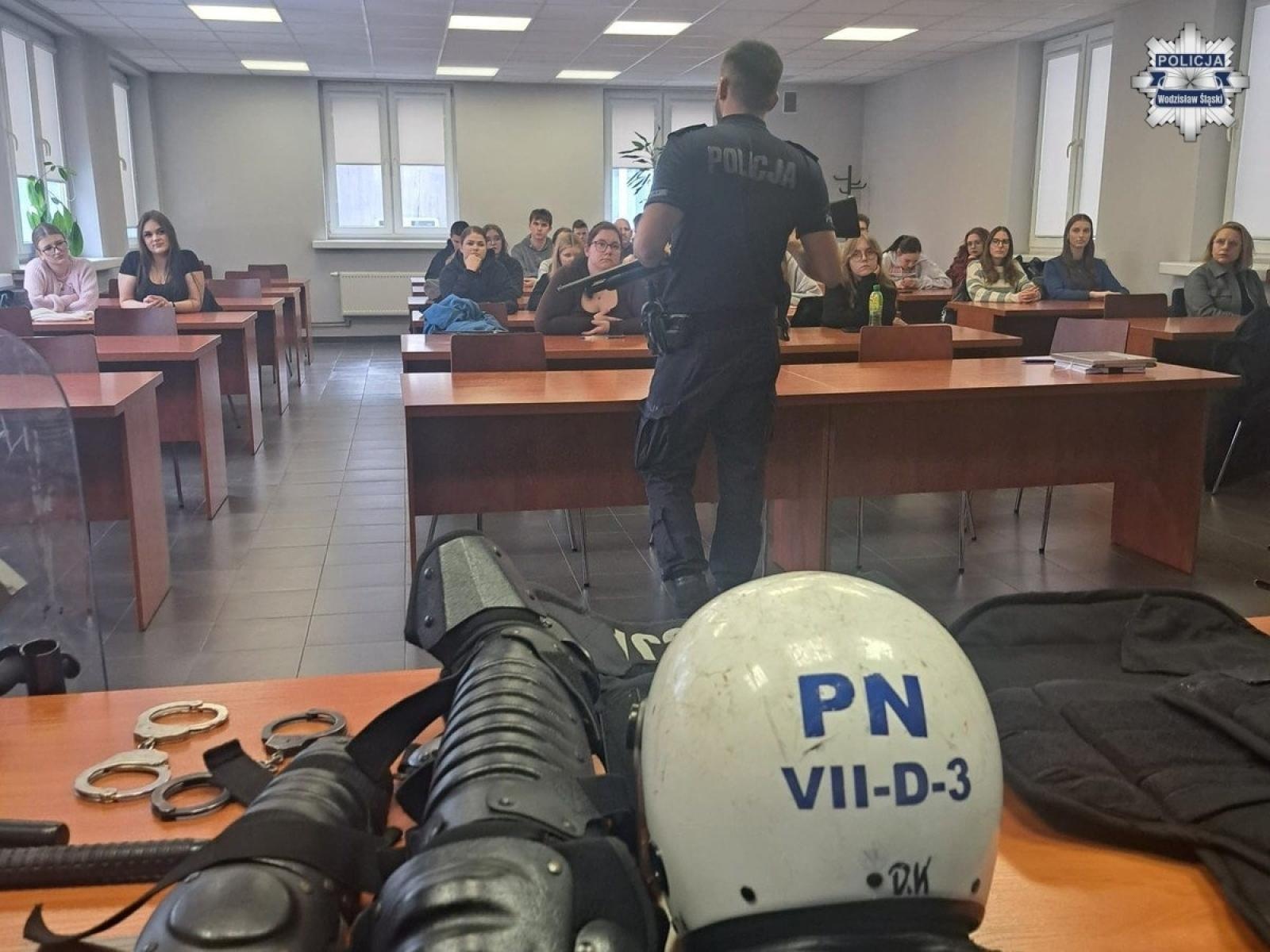 Zdjęcie w galerii na portalu naszwodzislaw.com: Studenci z Rybnika i Raciborza z wizytą w wodzisławskiej komendzie wiadomości z regionu