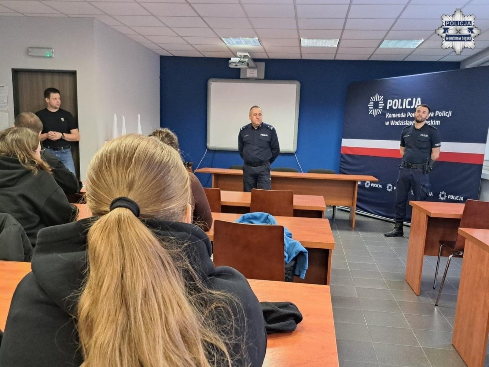 Zdjęcie w galerii na portalu naszwodzislaw.com: Studenci z Rybnika i Raciborza z wizytą w wodzisławskiej komendzie wiadomości z regionu