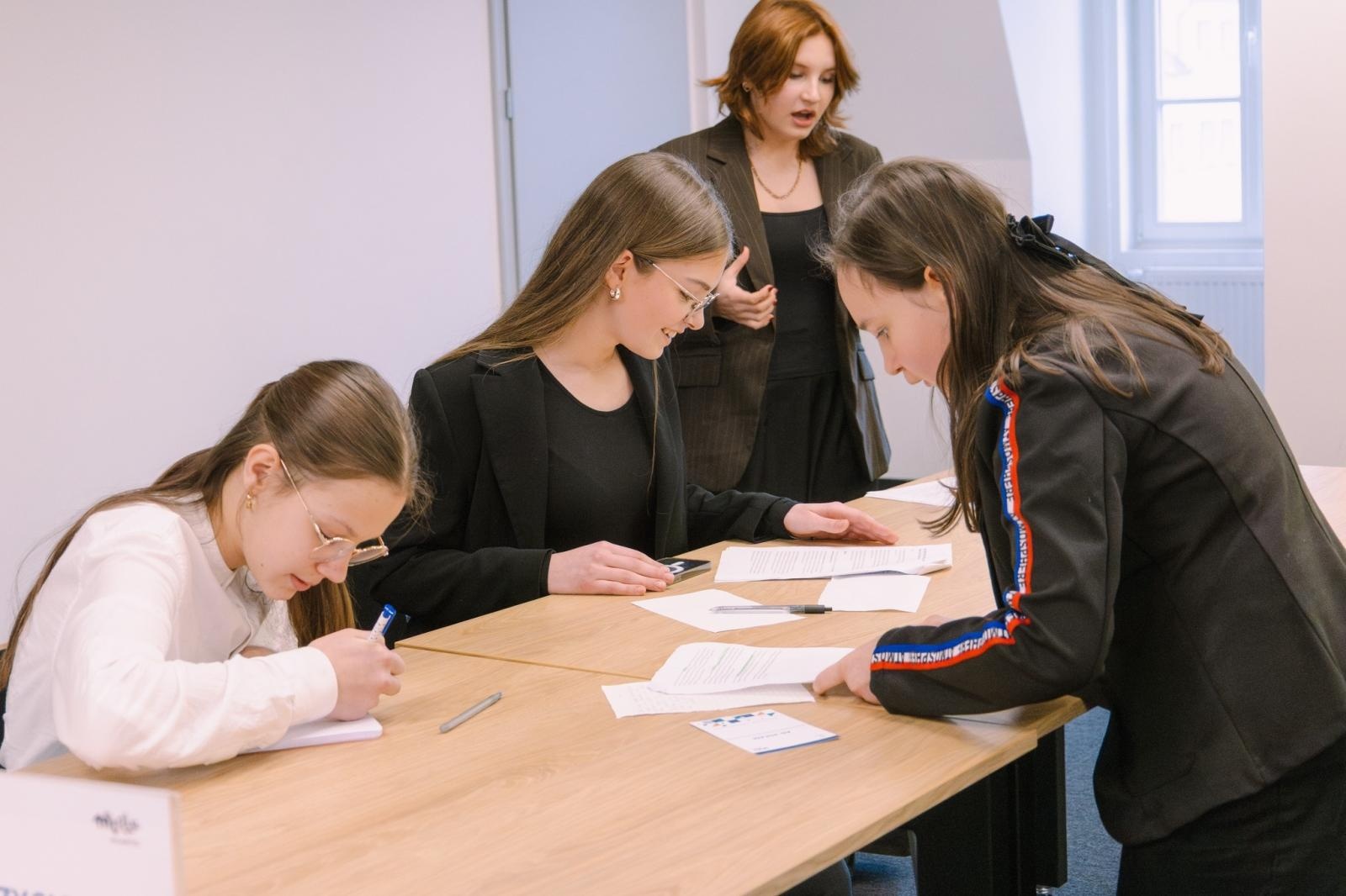 Zdjęcie w galerii na portalu naszwodzislaw.com: Dojrzałe argumenty i wielkie emocje. Za nami Wodzisławski Turniej Debat Oksfordzkich [FOTO] wiadomości z regionu