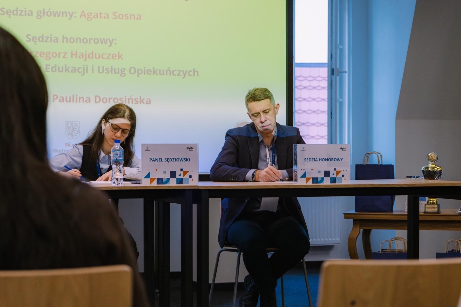 Zdjęcie w galerii na portalu naszwodzislaw.com: Dojrzałe argumenty i wielkie emocje. Za nami Wodzisławski Turniej Debat Oksfordzkich [FOTO] wiadomości z regionu