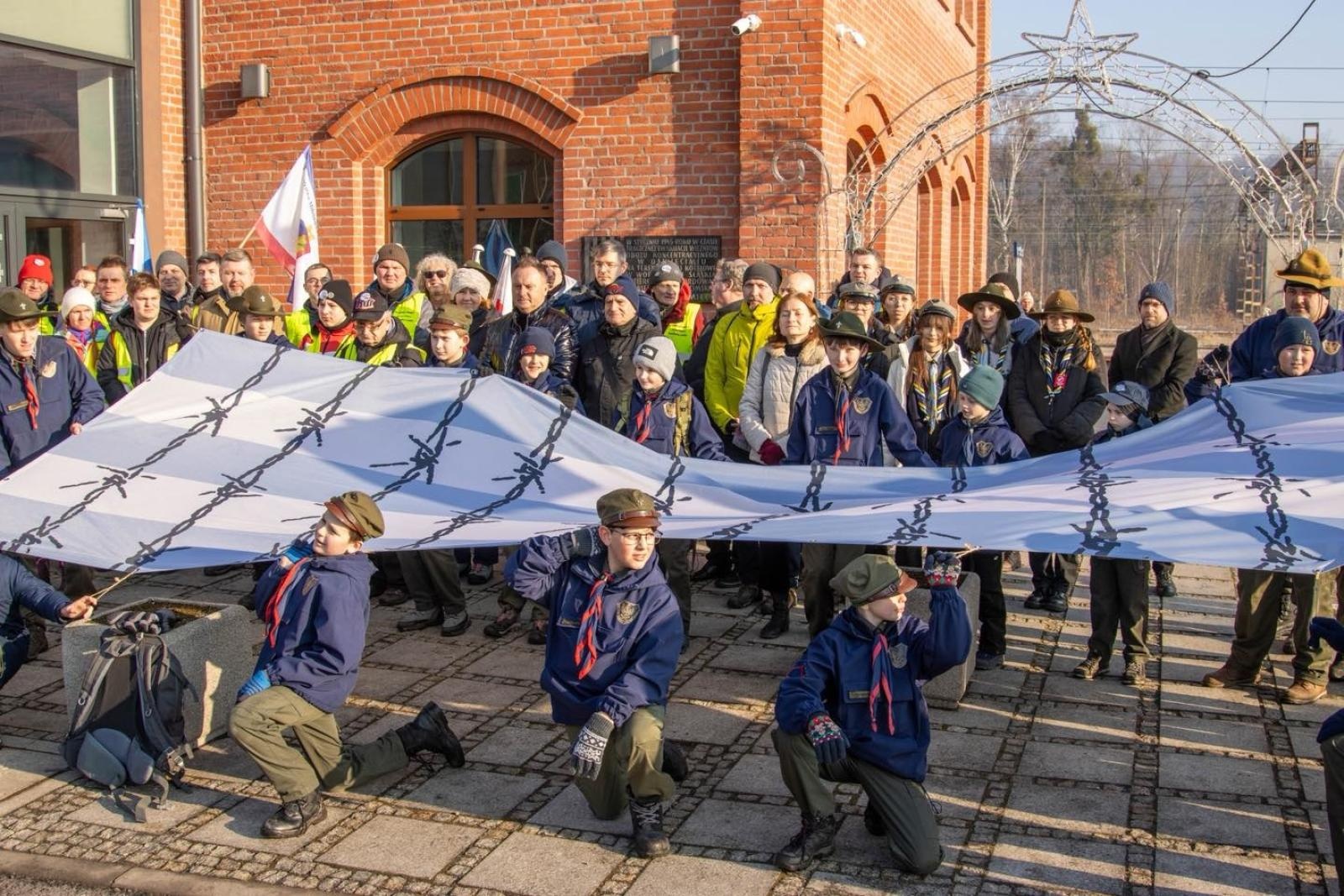 Zdjęcie w galerii na portalu naszwodzislaw.com: Historia, której nie wolno zapomnieć. Wodzisławskie obchody 81. rocznicy Marszu Śmierci [FOTO] wiadomości z regionu