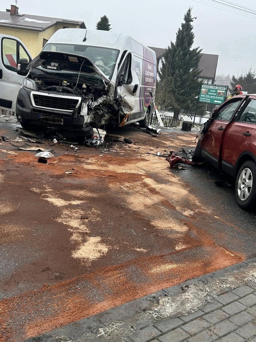 Zdjęcie w galerii na portalu naszwodzislaw.com: Bus i osobówka zderzyły się w Łaziskach [FOTO] wiadomości z regionu