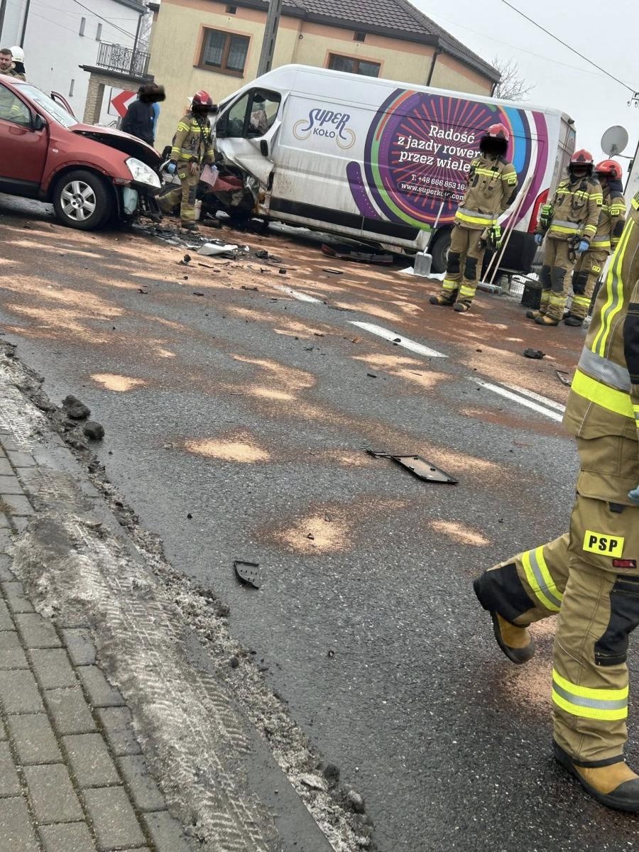 Zdjęcie w galerii na portalu naszwodzislaw.com: Bus i osobówka zderzyły się w Łaziskach [FOTO] wiadomości z regionu