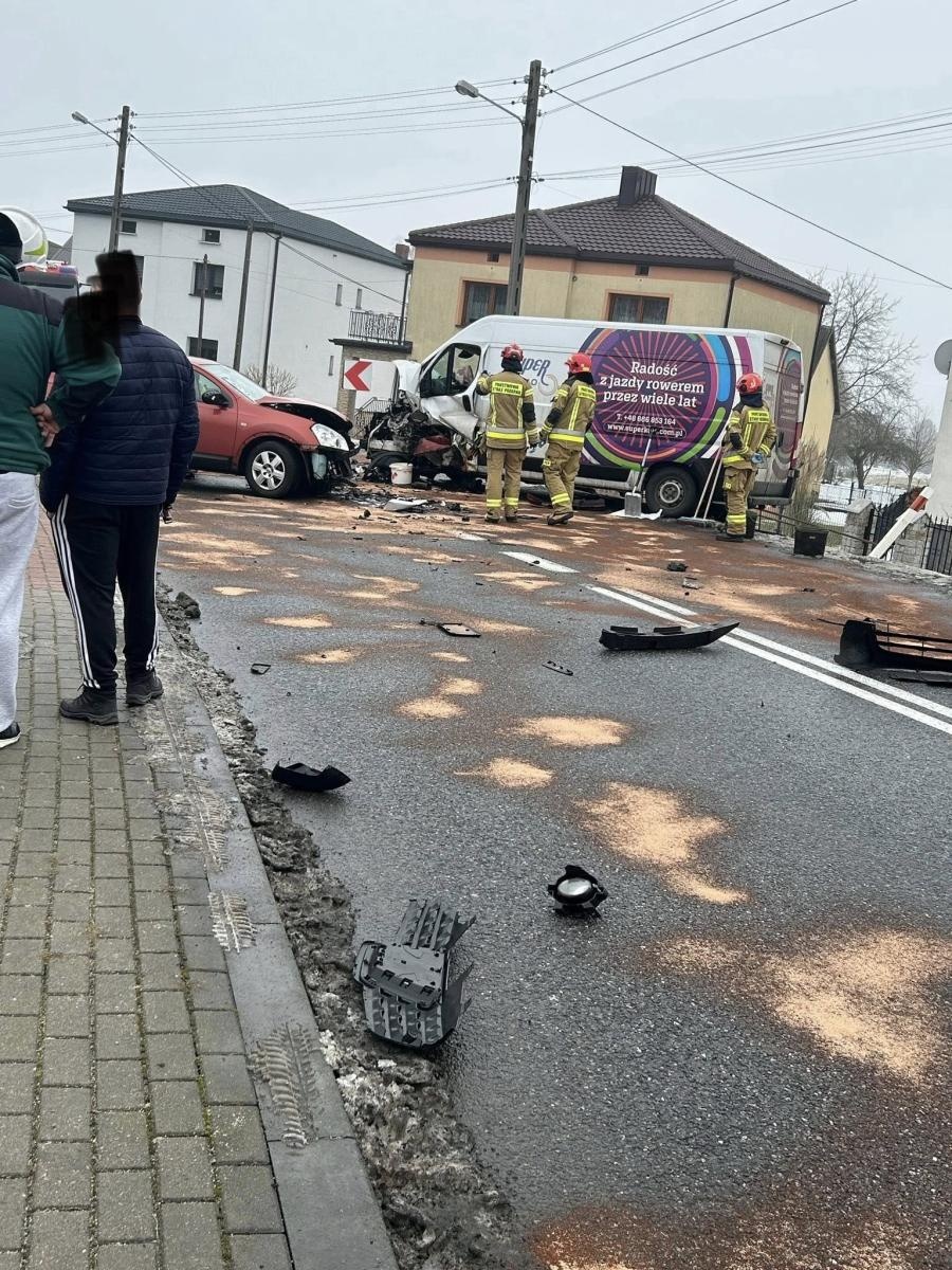 Zdjęcie w galerii na portalu naszwodzislaw.com: Bus i osobówka zderzyły się w Łaziskach [FOTO] wiadomości z regionu