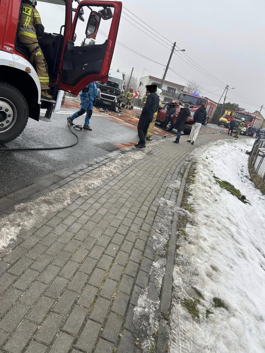 Zdjęcie w galerii na portalu naszwodzislaw.com: Bus i osobówka zderzyły się w Łaziskach [FOTO] wiadomości z regionu