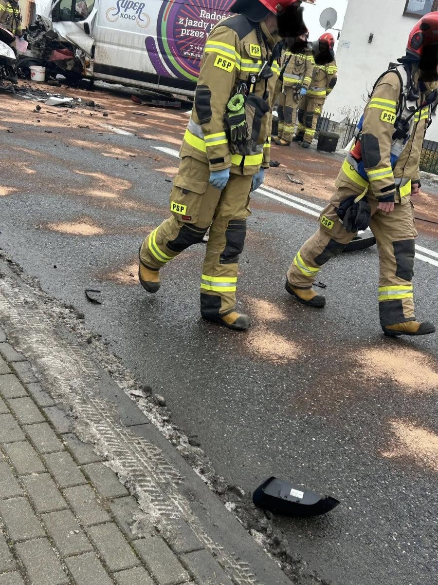 Zdjęcie w galerii na portalu naszwodzislaw.com: Bus i osobówka zderzyły się w Łaziskach [FOTO] wiadomości z regionu