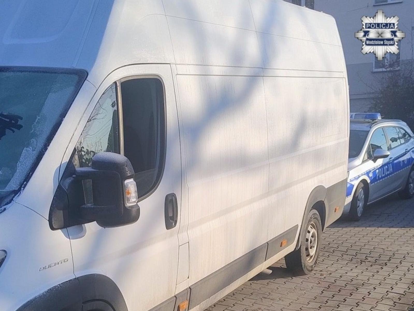 Zdjęcie w galerii na portalu naszwodzislaw.com: Mknął wodzisławskimi ulicami na czuja. Niebezpieczna sytuacja mogła doprowadzić do tragedii! wiadomości z regionu