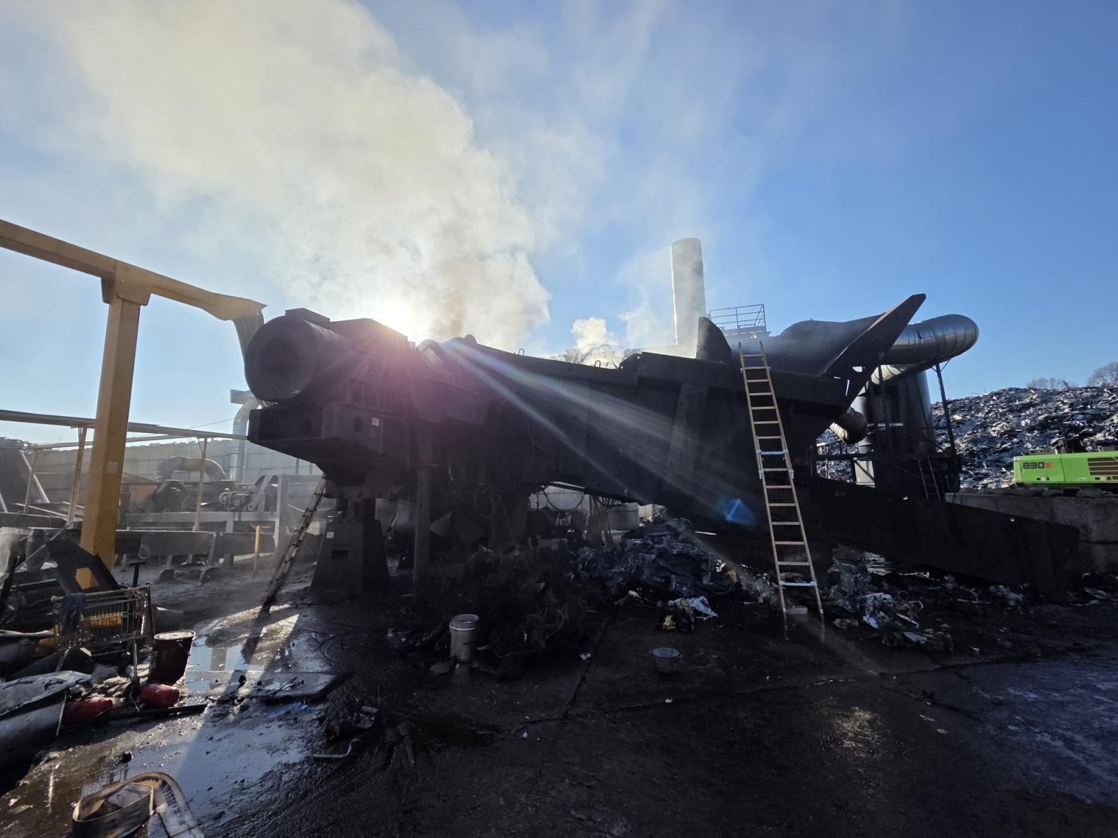 Zdjęcie w galerii na portalu naszwodzislaw.com: Pożar na terenie składowiska złomu w Mszanie. Szybka interwencja strażaków wiadomości z regionu