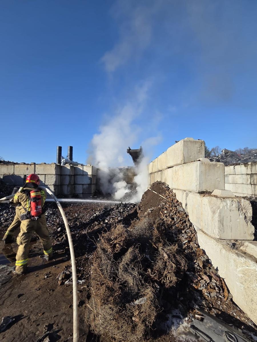 Zdjęcie w galerii na portalu naszwodzislaw.com: Pożar na terenie składowiska złomu w Mszanie. Szybka interwencja strażaków wiadomości z regionu