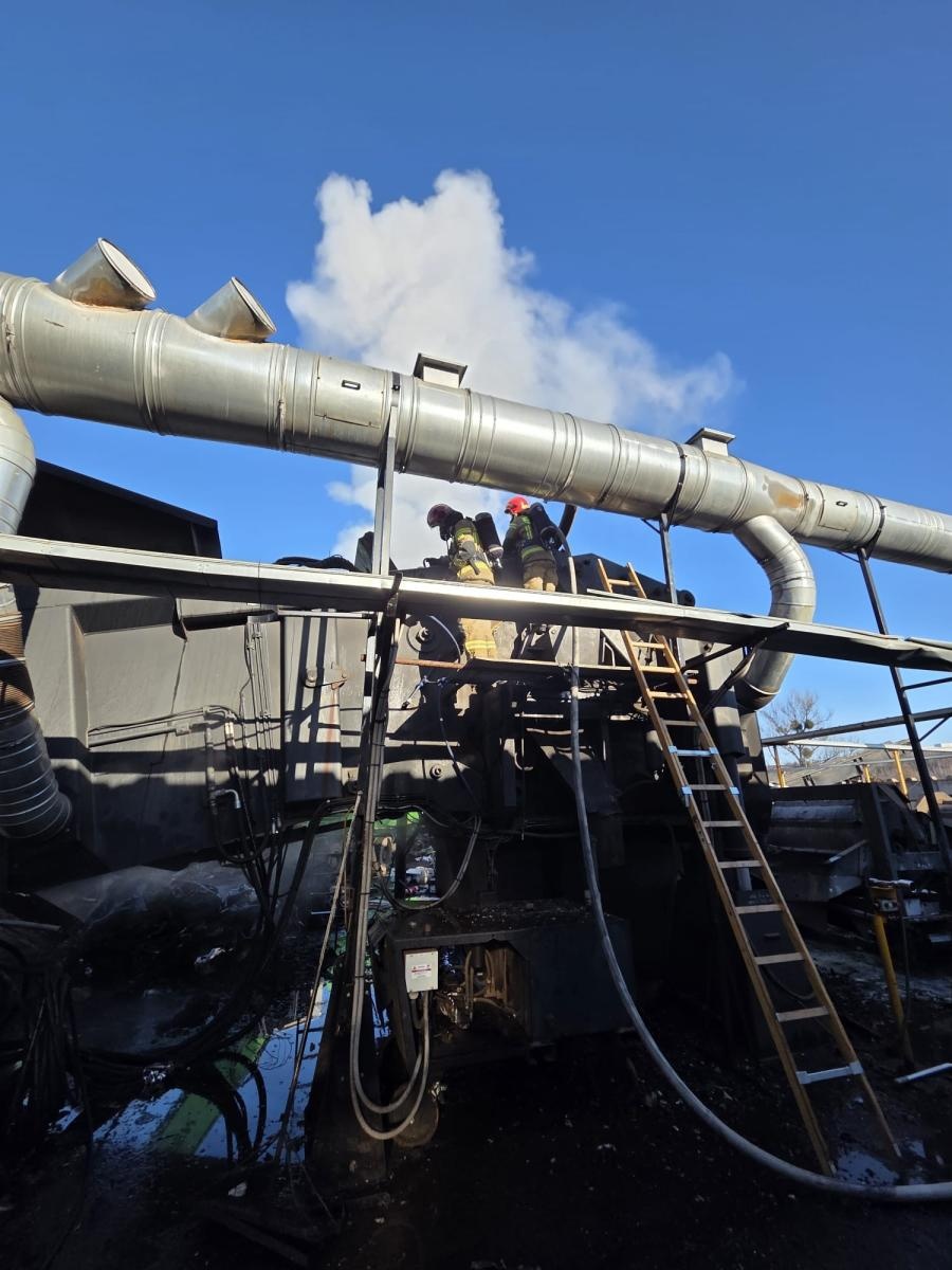 Zdjęcie w galerii na portalu naszwodzislaw.com: Pożar na terenie składowiska złomu w Mszanie. Szybka interwencja strażaków wiadomości z regionu