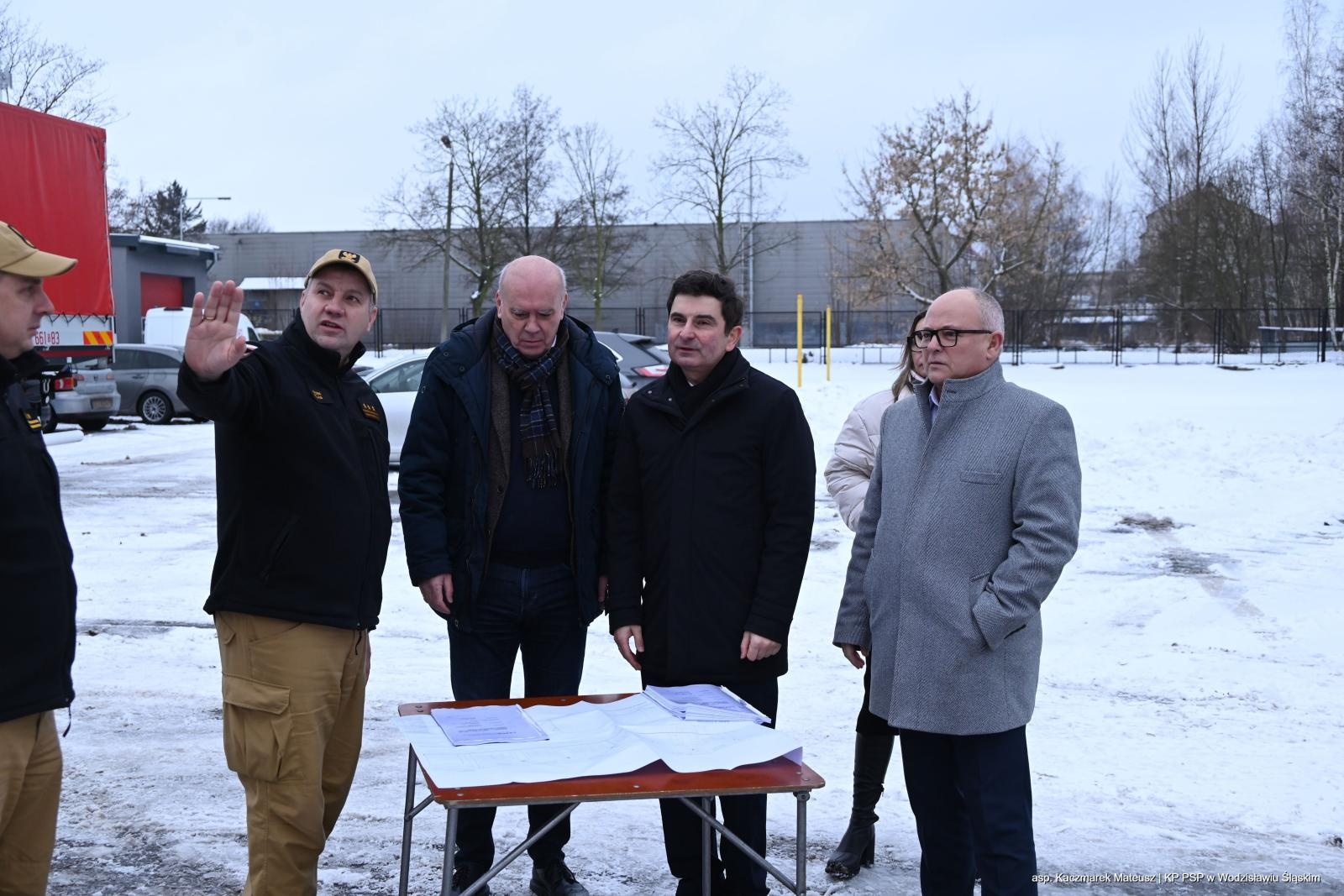 Zdjęcie w galerii na portalu naszwodzislaw.com: Wojewoda Śląski z wizytą w Komendzie Powiatowej PSP w Wodzisławiu Śląskim wiadomości z regionu