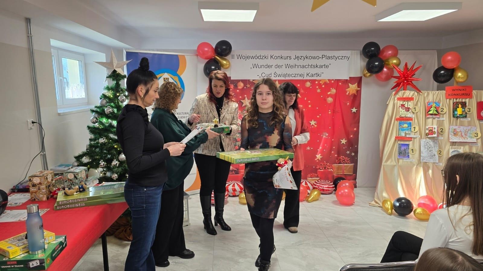 Zdjęcie w galerii na portalu naszwodzislaw.com: Sukces uczennicy z Łazisk w wojewódzkim konkursie plastyczno-językowym wiadomości z regionu