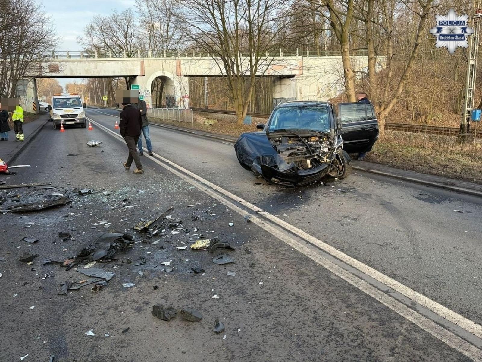 Zdjęcie w galerii na portalu naszwodzislaw.com: Czołówka na Rybnickiej. Trzy osoby w szpitalu. Poważny stan jednej z nich wiadomości z regionu
