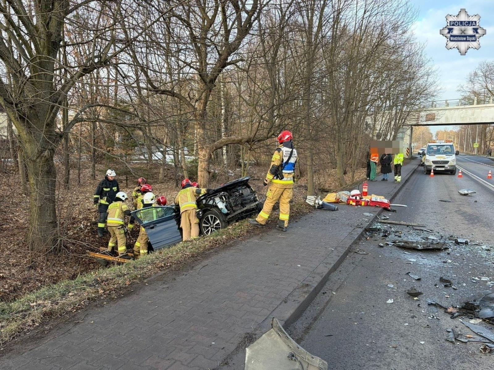 Zdjęcie w galerii na portalu naszwodzislaw.com: Czołówka na Rybnickiej. Trzy osoby w szpitalu. Poważny stan jednej z nich wiadomości z regionu