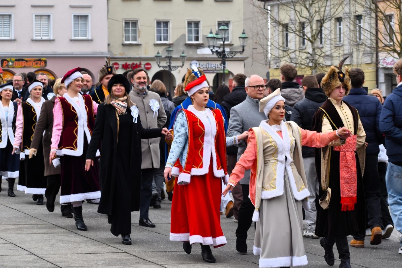 Zdjęcie w galerii na portalu naszwodzislaw.com: Tanecznym krokiem odliczali do matury [FOTO i WIDEO] wiadomości z regionu
