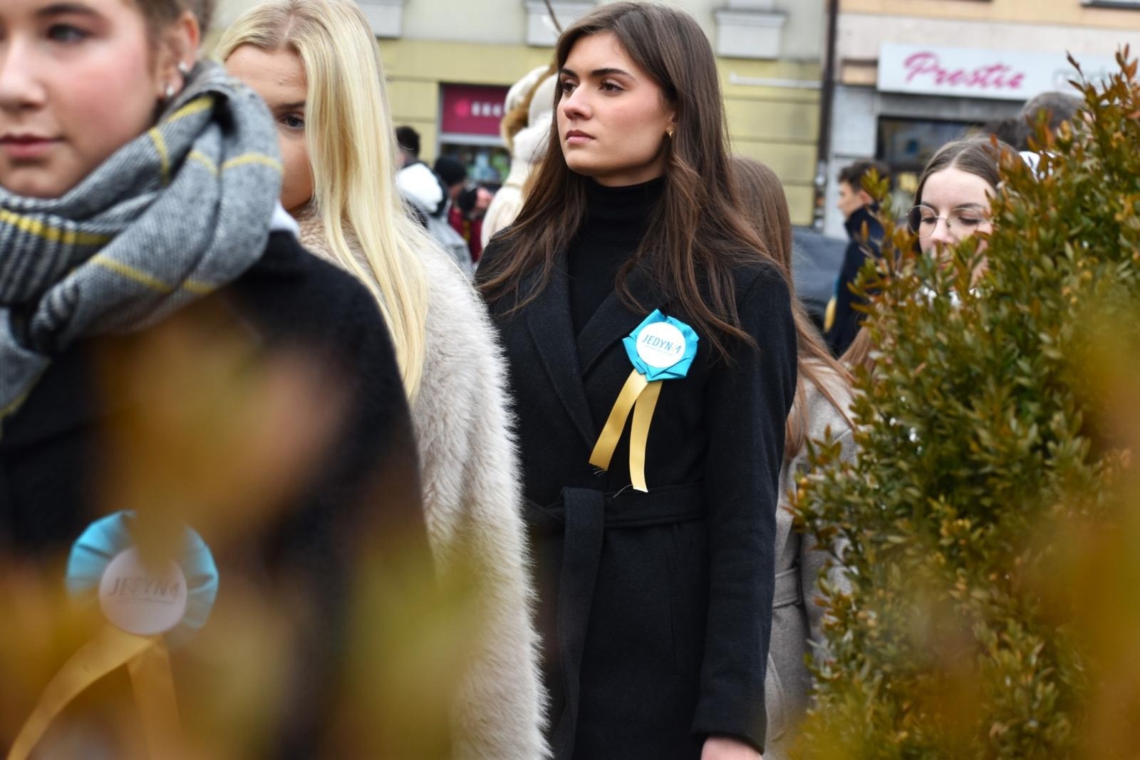 Zdjęcie w galerii na portalu naszwodzislaw.com: Tanecznym krokiem odliczali do matury [FOTO i WIDEO] wiadomości z regionu