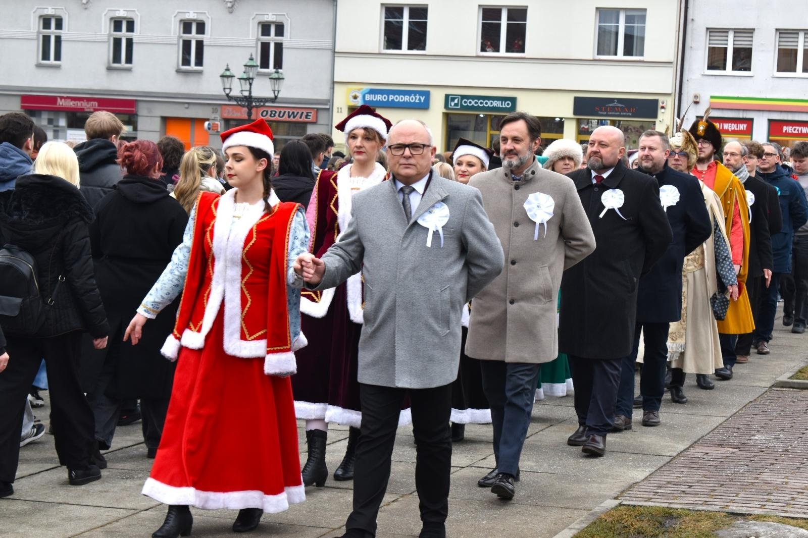 Zdjęcie w galerii na portalu naszwodzislaw.com: Tanecznym krokiem odliczali do matury [FOTO i WIDEO] wiadomości z regionu