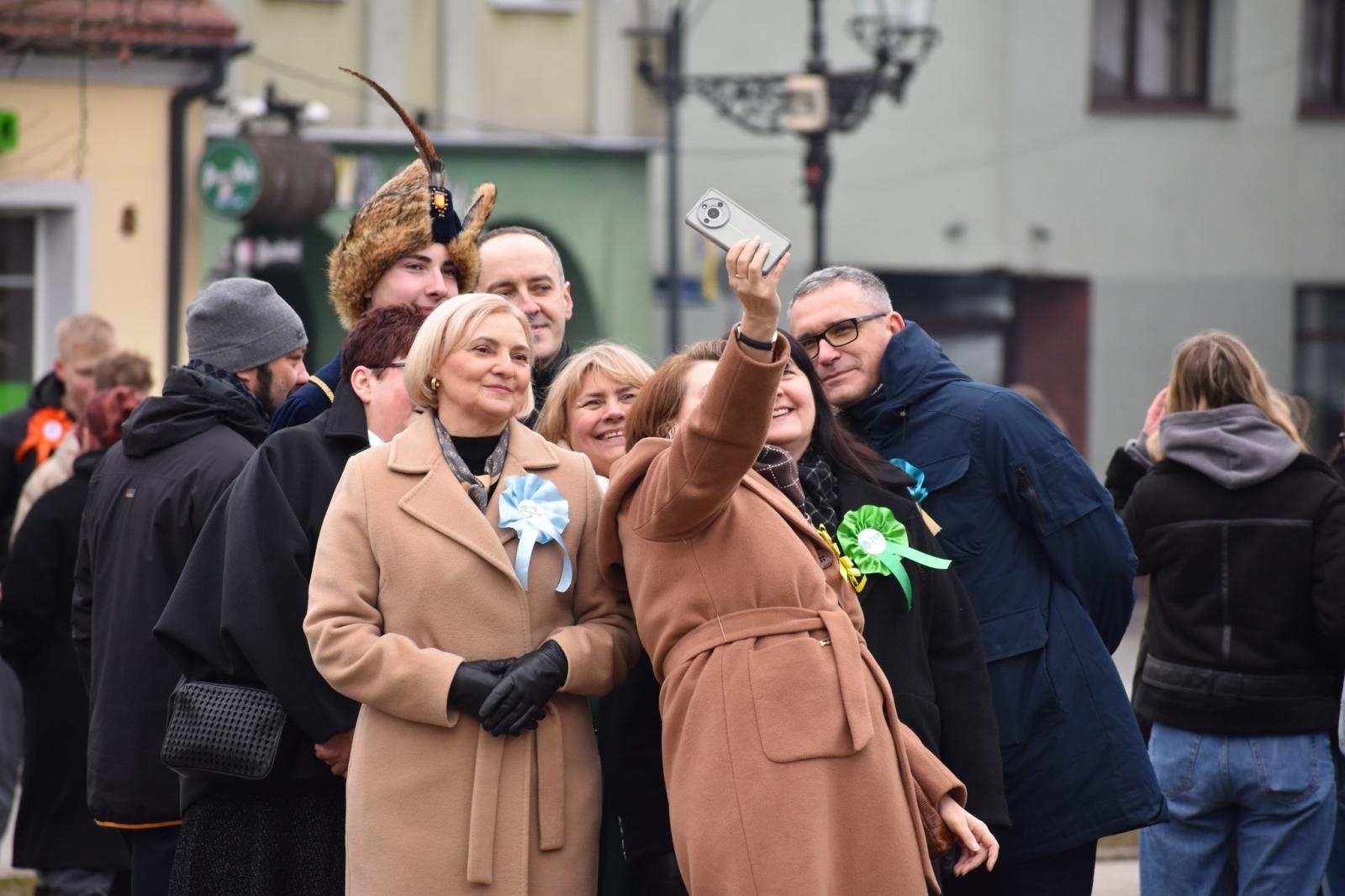 Zdjęcie w galerii na portalu naszwodzislaw.com: Tanecznym krokiem odliczali do matury [FOTO i WIDEO] wiadomości z regionu