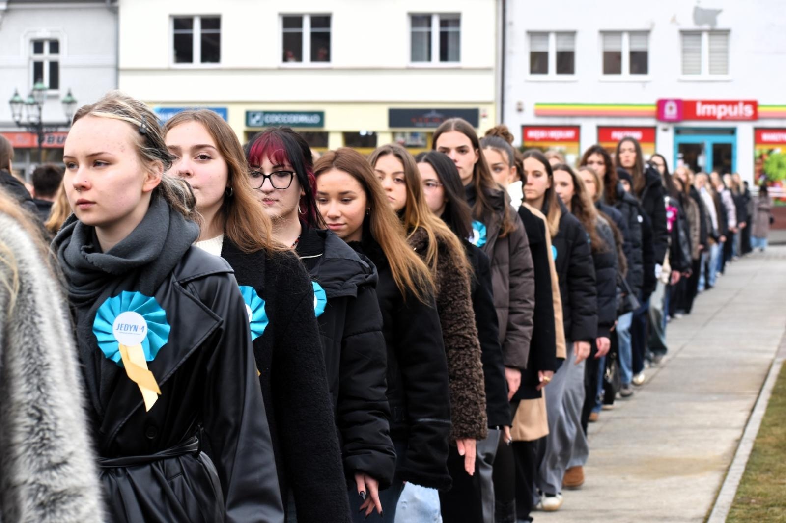 Zdjęcie w galerii na portalu naszwodzislaw.com: Tanecznym krokiem odliczali do matury [FOTO i WIDEO] wiadomości z regionu