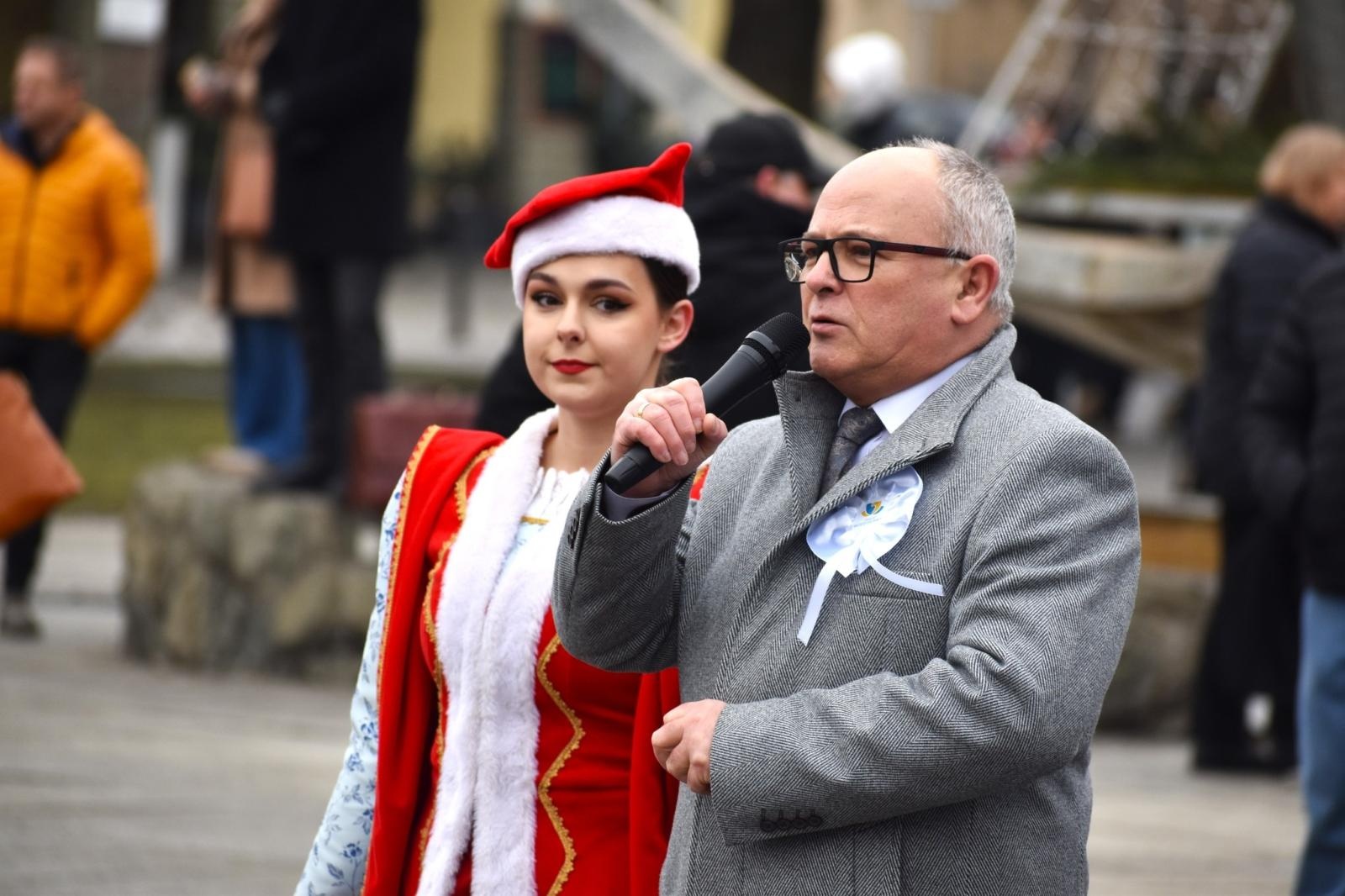 Zdjęcie w galerii na portalu naszwodzislaw.com: Tanecznym krokiem odliczali do matury [FOTO i WIDEO] wiadomości z regionu