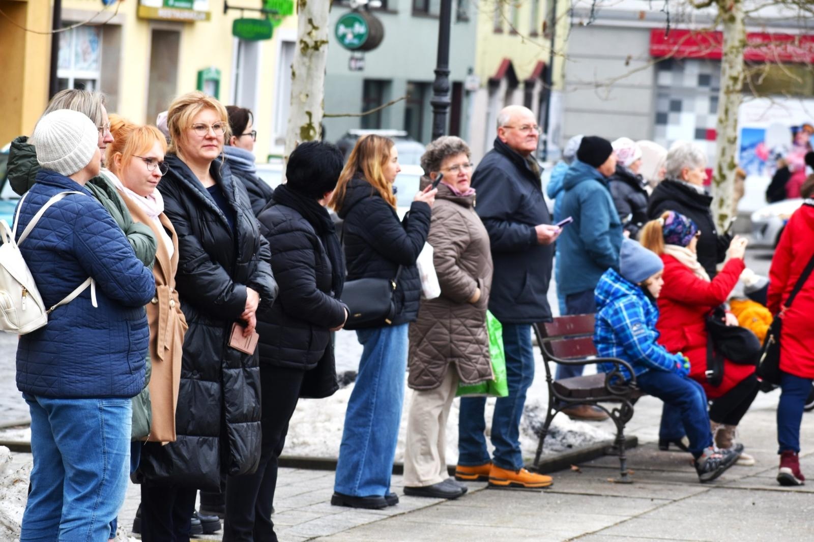 Zdjęcie w galerii na portalu naszwodzislaw.com: Tanecznym krokiem odliczali do matury [FOTO i WIDEO] wiadomości z regionu