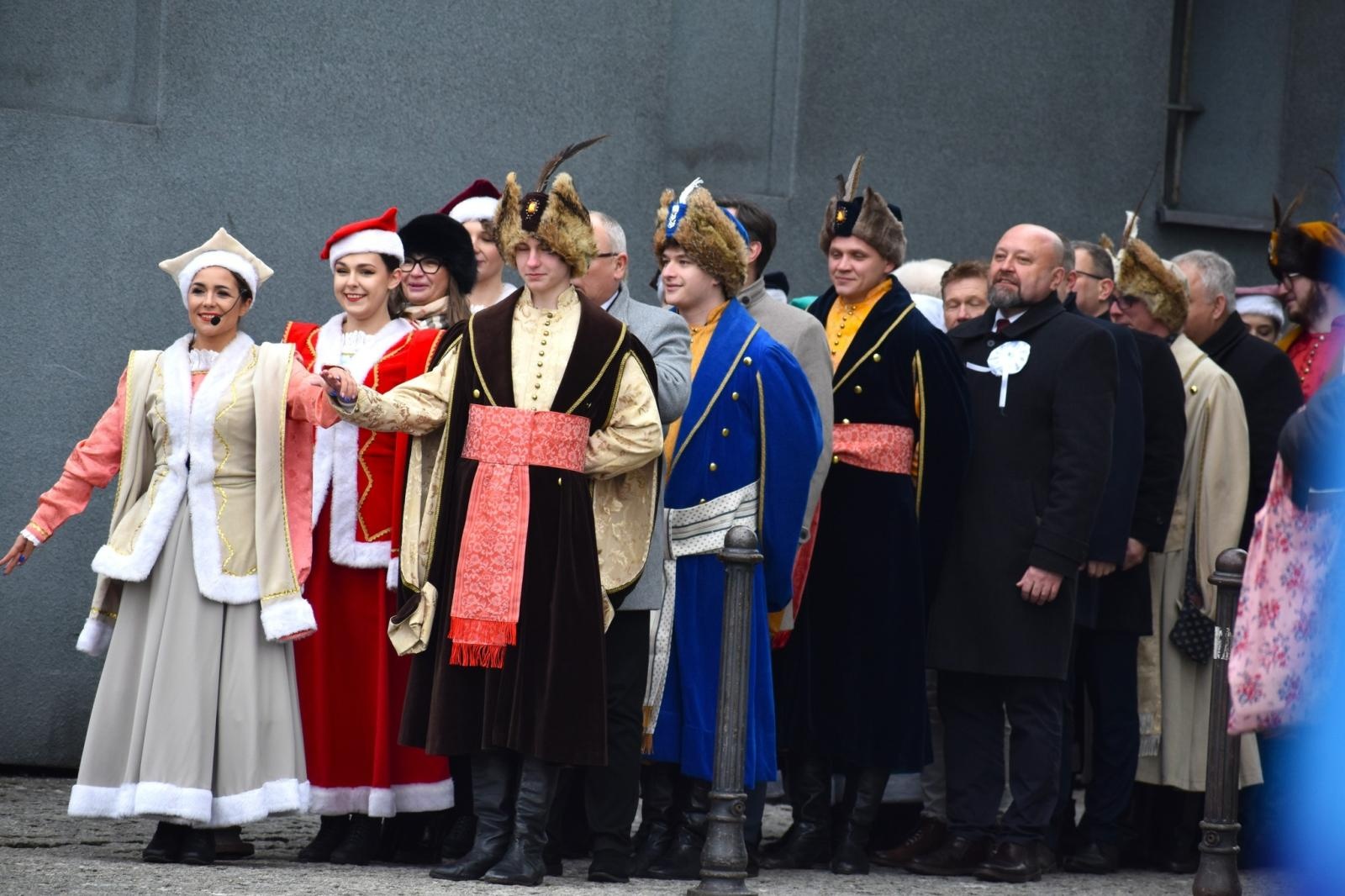 Zdjęcie w galerii na portalu naszwodzislaw.com: Tanecznym krokiem odliczali do matury [FOTO i WIDEO] wiadomości z regionu