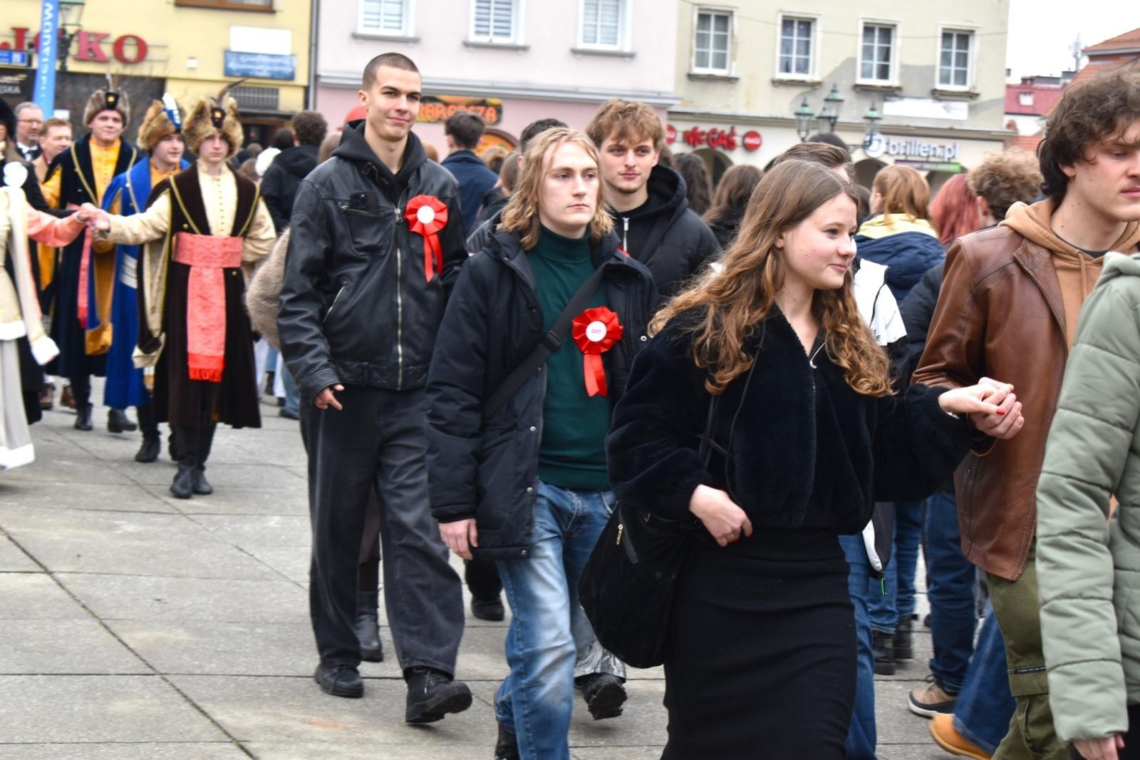 Zdjęcie w galerii na portalu naszwodzislaw.com: Tanecznym krokiem odliczali do matury [FOTO i WIDEO] wiadomości z regionu