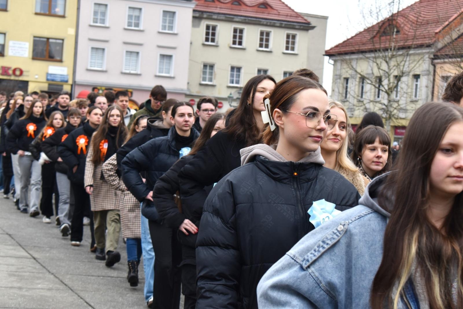 Zdjęcie w galerii na portalu naszwodzislaw.com: Tanecznym krokiem odliczali do matury [FOTO i WIDEO] wiadomości z regionu