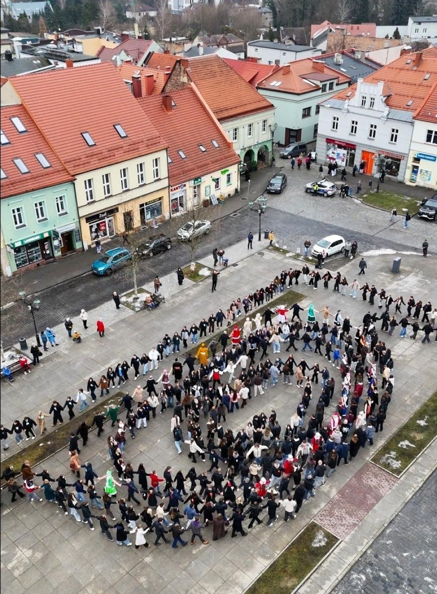 Zdjęcie w galerii na portalu naszwodzislaw.com: Tanecznym krokiem odliczali do matury [FOTO i WIDEO] wiadomości z regionu
