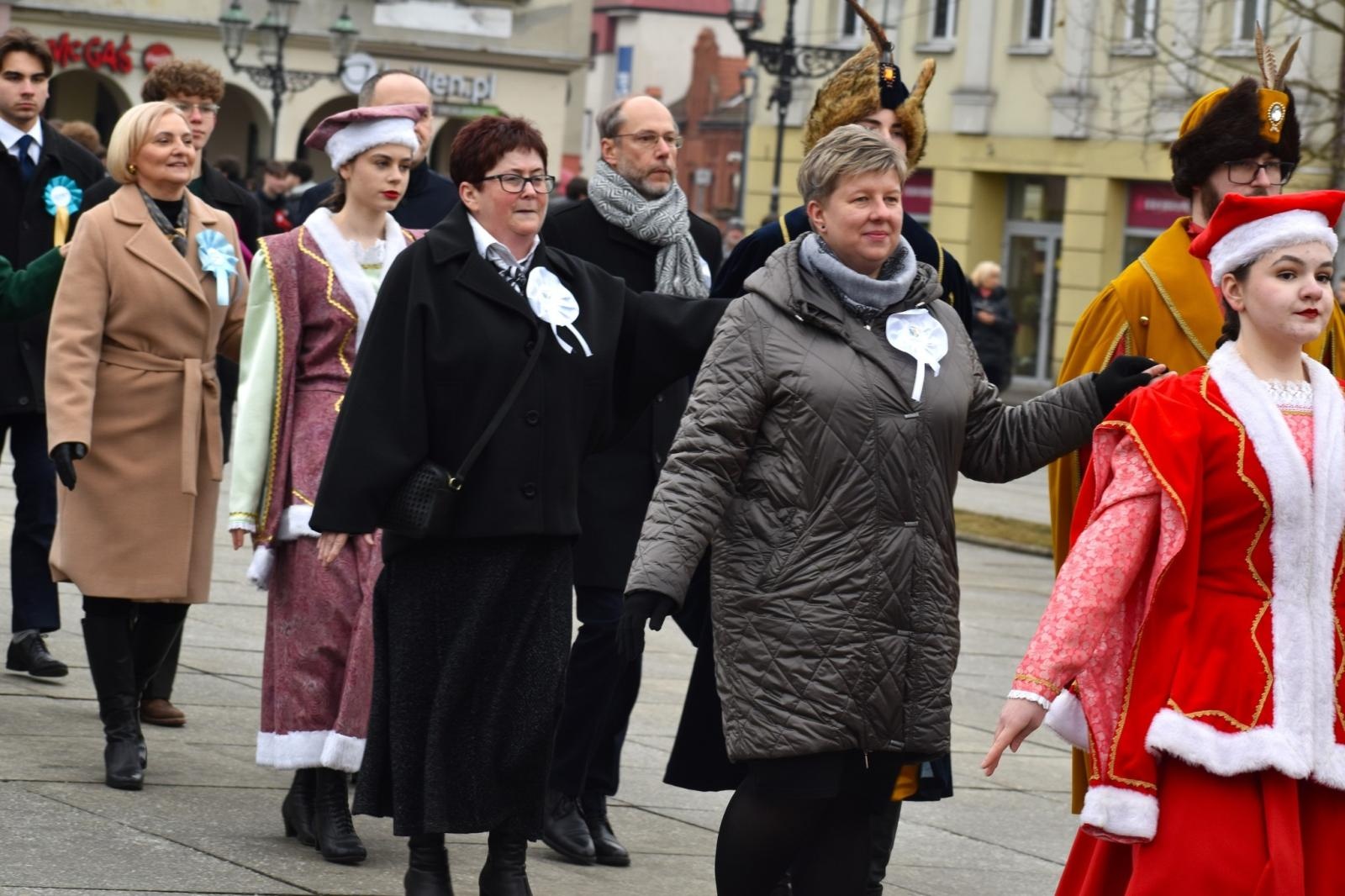 Zdjęcie w galerii na portalu naszwodzislaw.com: Tanecznym krokiem odliczali do matury [FOTO i WIDEO] wiadomości z regionu