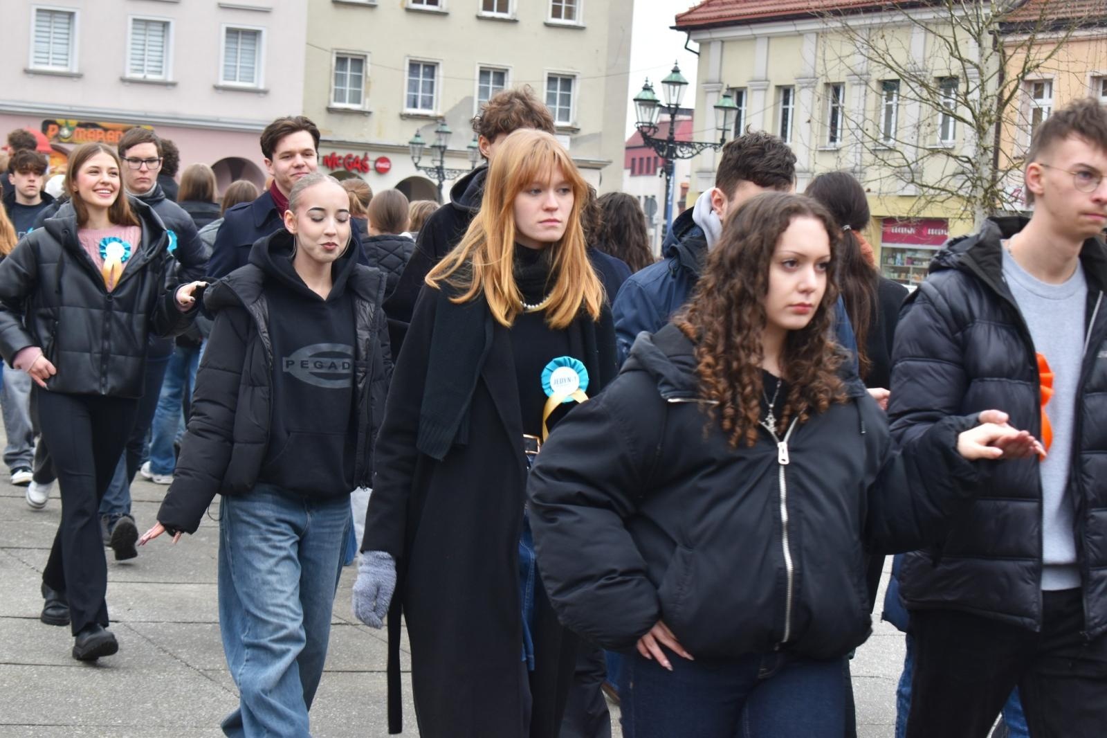 Zdjęcie w galerii na portalu naszwodzislaw.com: Tanecznym krokiem odliczali do matury [FOTO i WIDEO] wiadomości z regionu