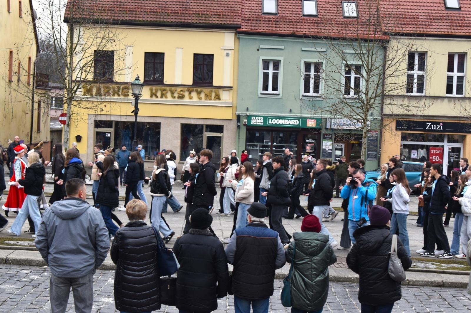 Zdjęcie w galerii na portalu naszwodzislaw.com: Tanecznym krokiem odliczali do matury [FOTO i WIDEO] wiadomości z regionu