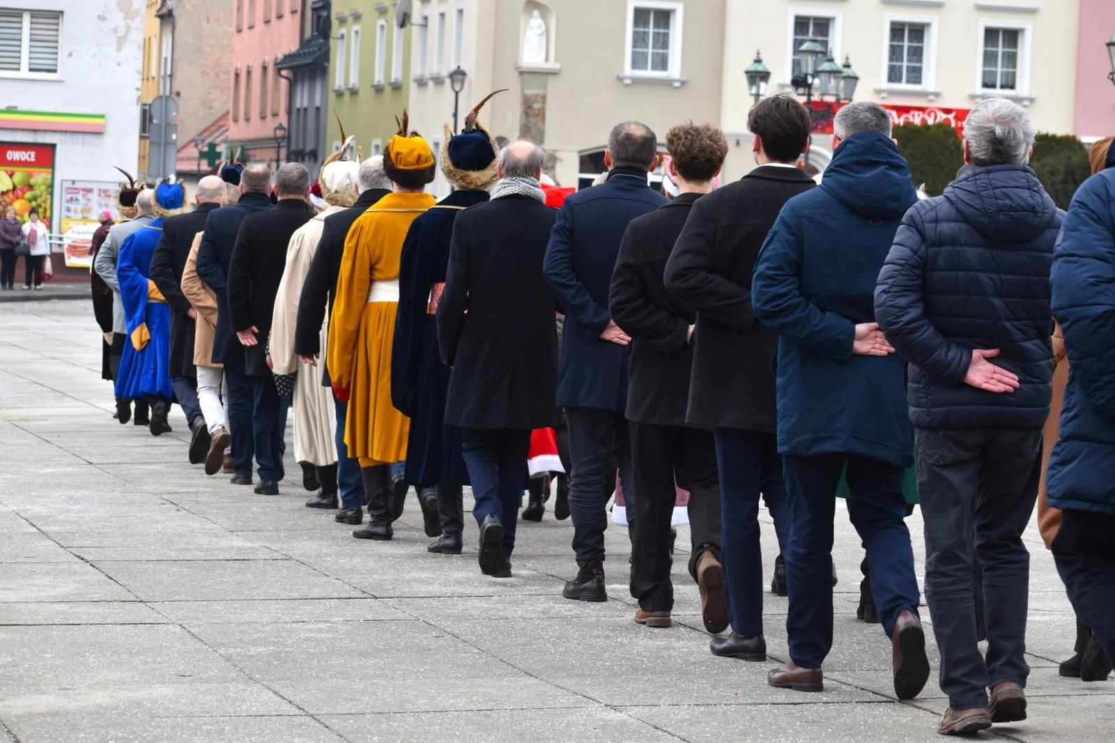 Zdjęcie w galerii na portalu naszwodzislaw.com: Tanecznym krokiem odliczali do matury [FOTO i WIDEO] wiadomości z regionu