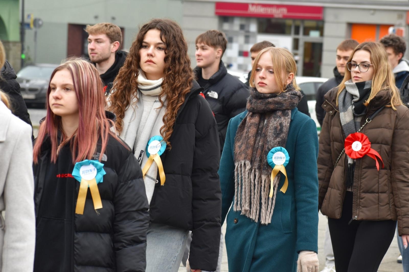 Zdjęcie w galerii na portalu naszwodzislaw.com: Tanecznym krokiem odliczali do matury [FOTO i WIDEO] wiadomości z regionu
