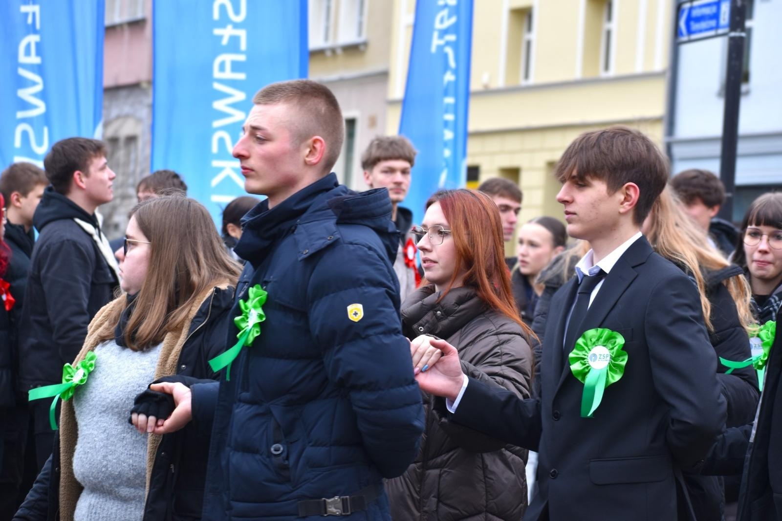 Zdjęcie w galerii na portalu naszwodzislaw.com: Tanecznym krokiem odliczali do matury [FOTO i WIDEO] wiadomości z regionu