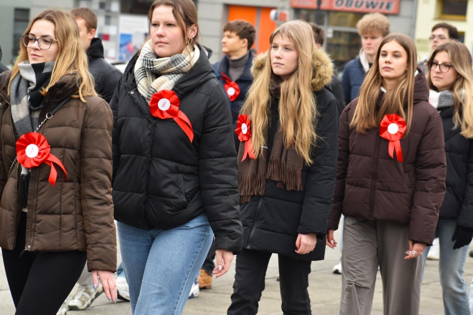 Zdjęcie w galerii na portalu naszwodzislaw.com: Tanecznym krokiem odliczali do matury [FOTO i WIDEO] wiadomości z regionu