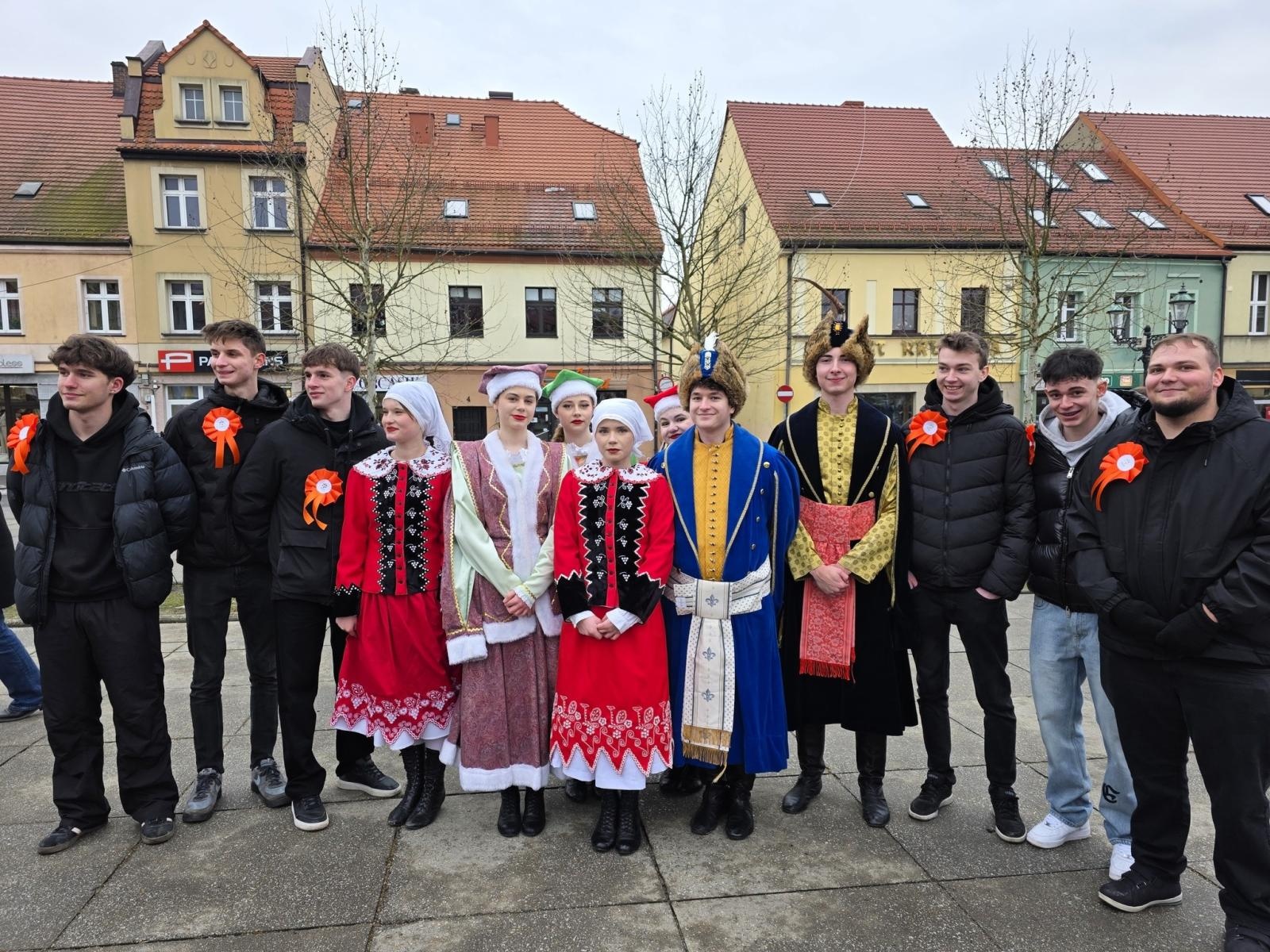 Zdjęcie w galerii na portalu naszwodzislaw.com: Tanecznym krokiem odliczali do matury [FOTO i WIDEO] wiadomości z regionu