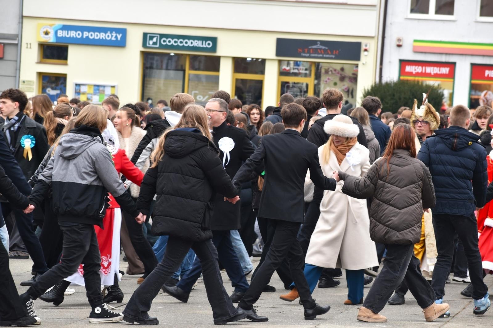 Zdjęcie w galerii na portalu naszwodzislaw.com: Tanecznym krokiem odliczali do matury [FOTO i WIDEO] wiadomości z regionu
