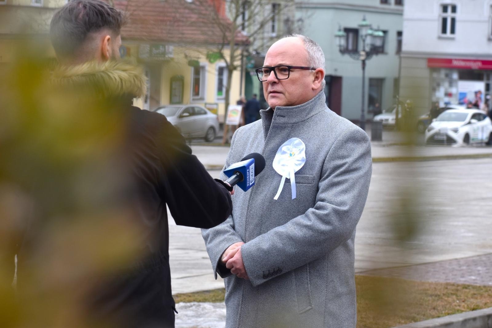 Zdjęcie w galerii na portalu naszwodzislaw.com: Tanecznym krokiem odliczali do matury [FOTO i WIDEO] wiadomości z regionu