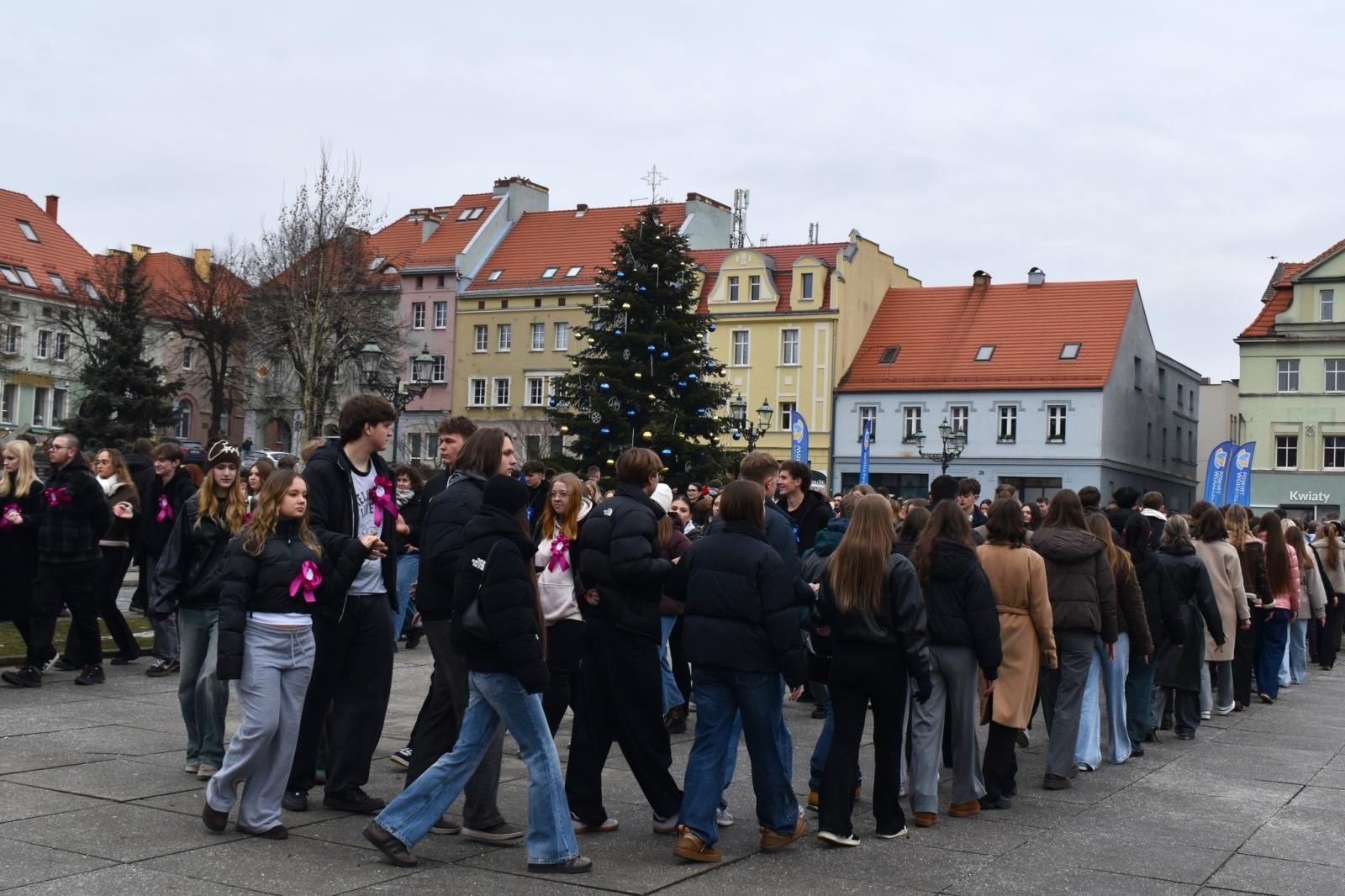 Zdjęcie w galerii na portalu naszwodzislaw.com: Tanecznym krokiem odliczali do matury [FOTO i WIDEO] wiadomości z regionu