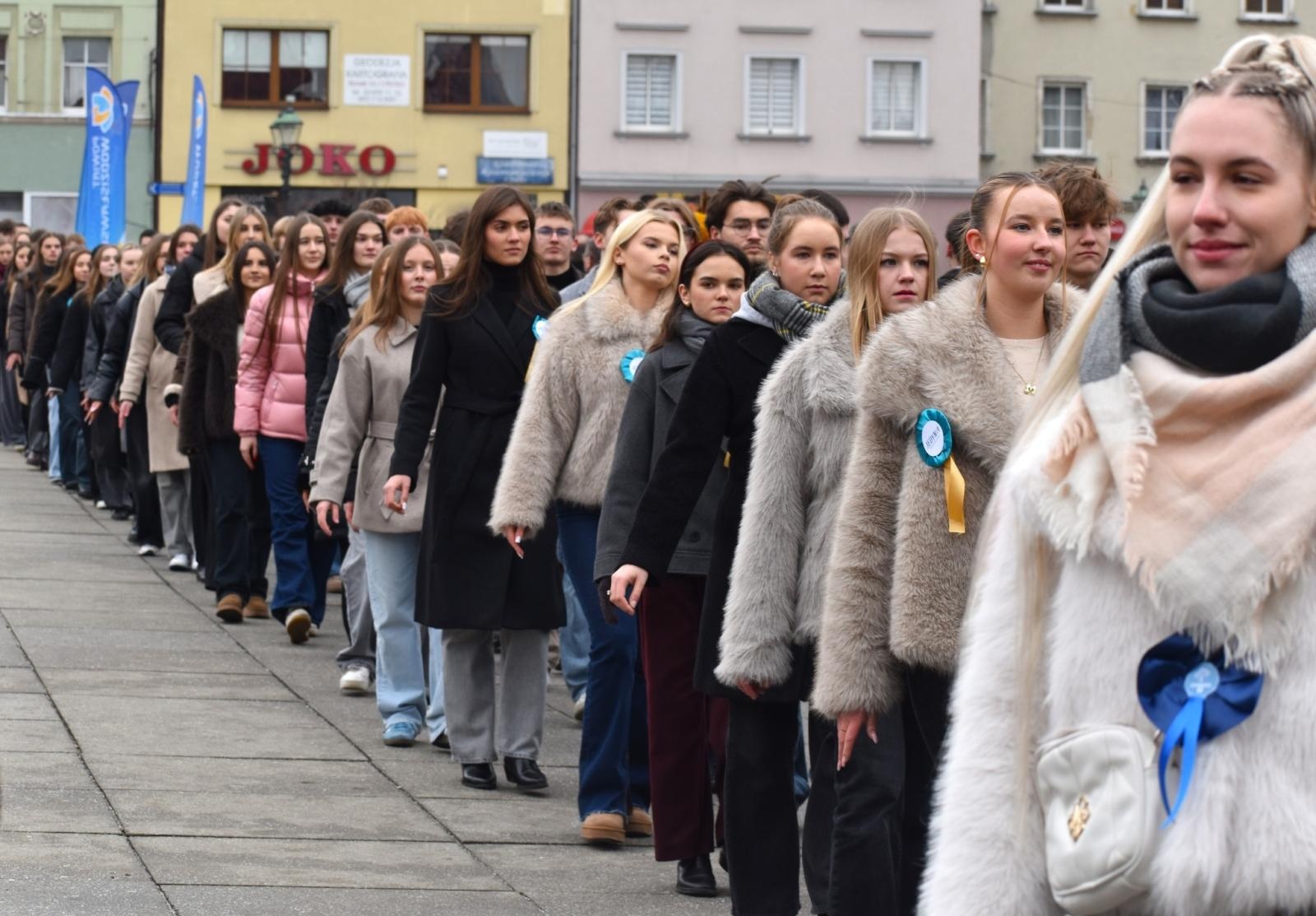 Zdjęcie w galerii na portalu naszwodzislaw.com: Tanecznym krokiem odliczali do matury [FOTO i WIDEO] wiadomości z regionu