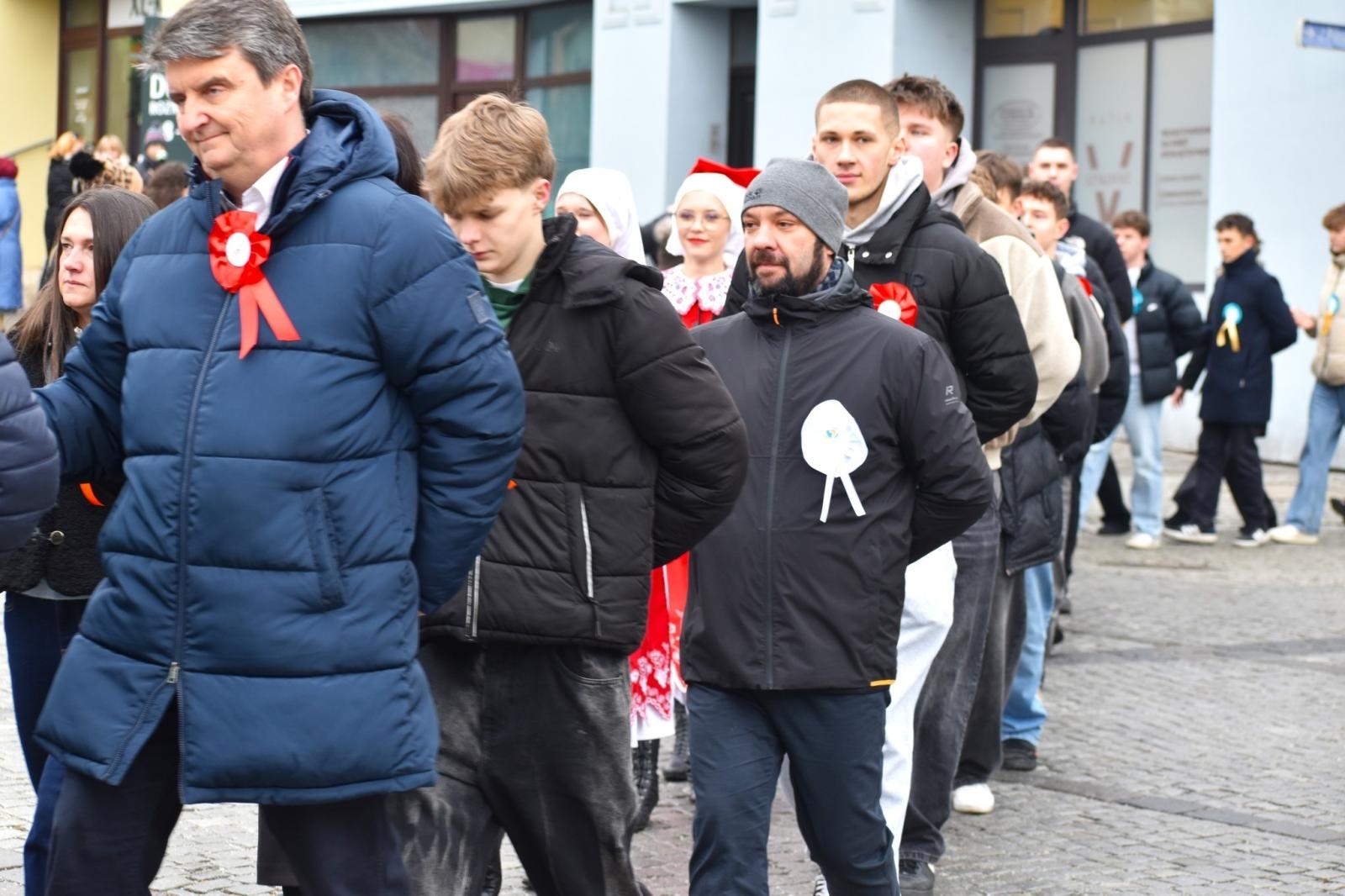 Zdjęcie w galerii na portalu naszwodzislaw.com: Tanecznym krokiem odliczali do matury [FOTO i WIDEO] wiadomości z regionu