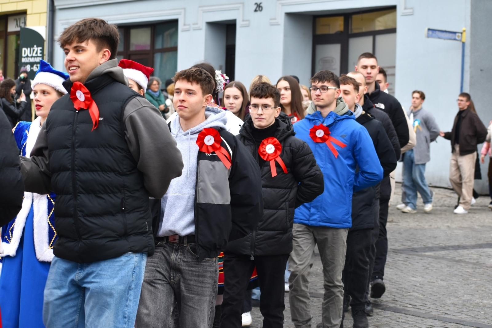 Zdjęcie w galerii na portalu naszwodzislaw.com: Tanecznym krokiem odliczali do matury [FOTO i WIDEO] wiadomości z regionu
