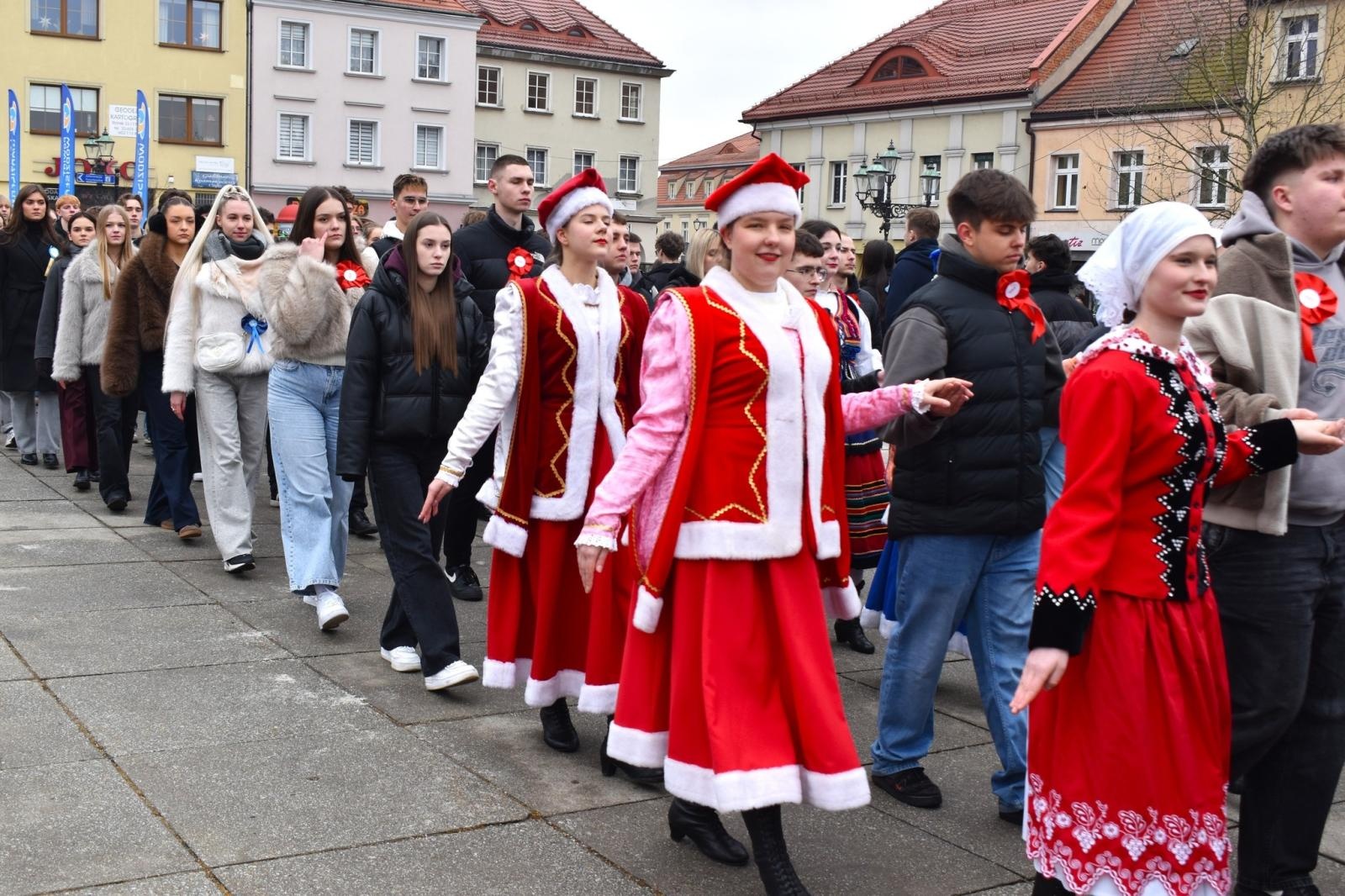 Zdjęcie w galerii na portalu naszwodzislaw.com: Tanecznym krokiem odliczali do matury [FOTO i WIDEO] wiadomości z regionu