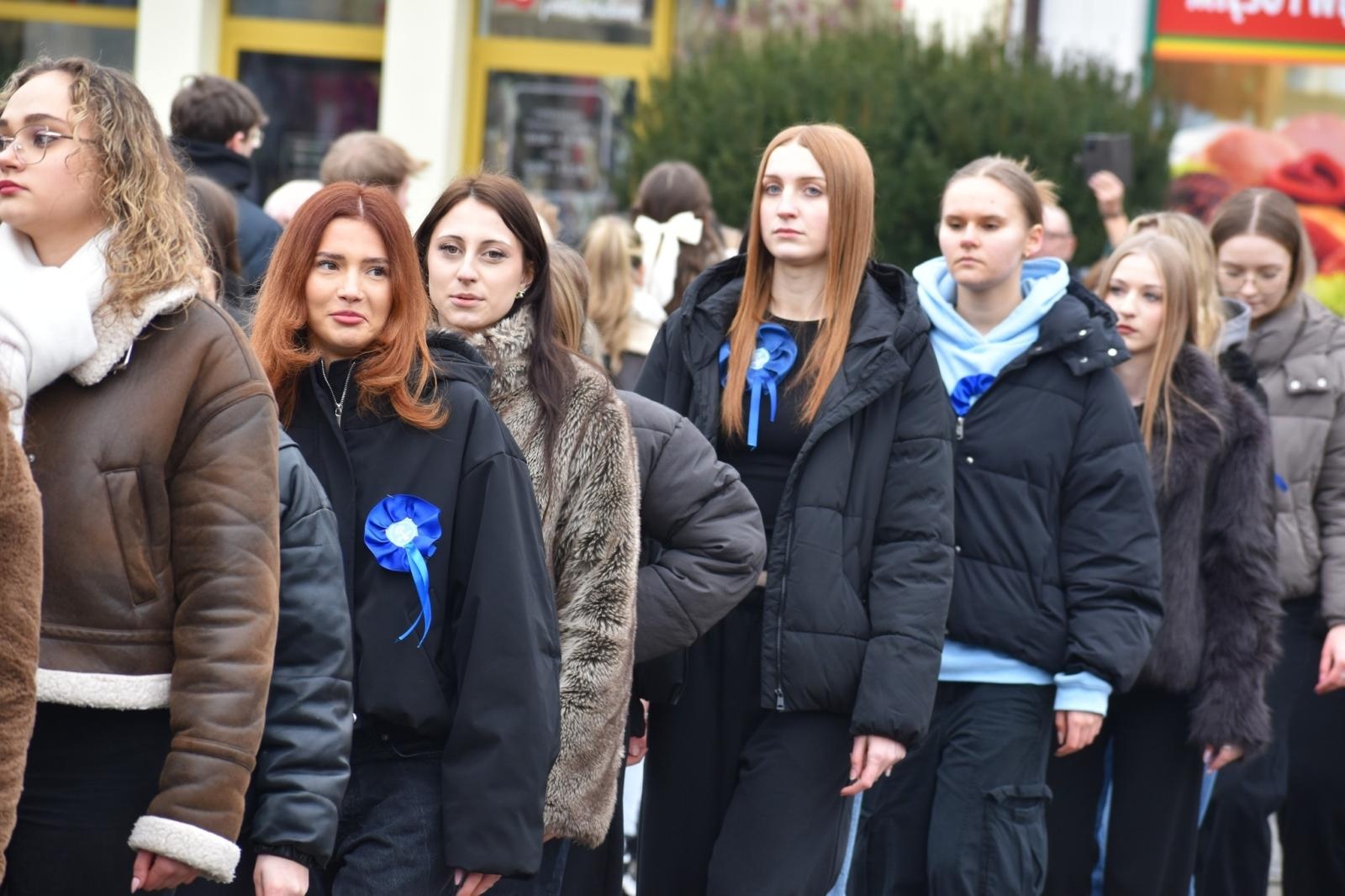 Zdjęcie w galerii na portalu naszwodzislaw.com: Tanecznym krokiem odliczali do matury [FOTO i WIDEO] wiadomości z regionu