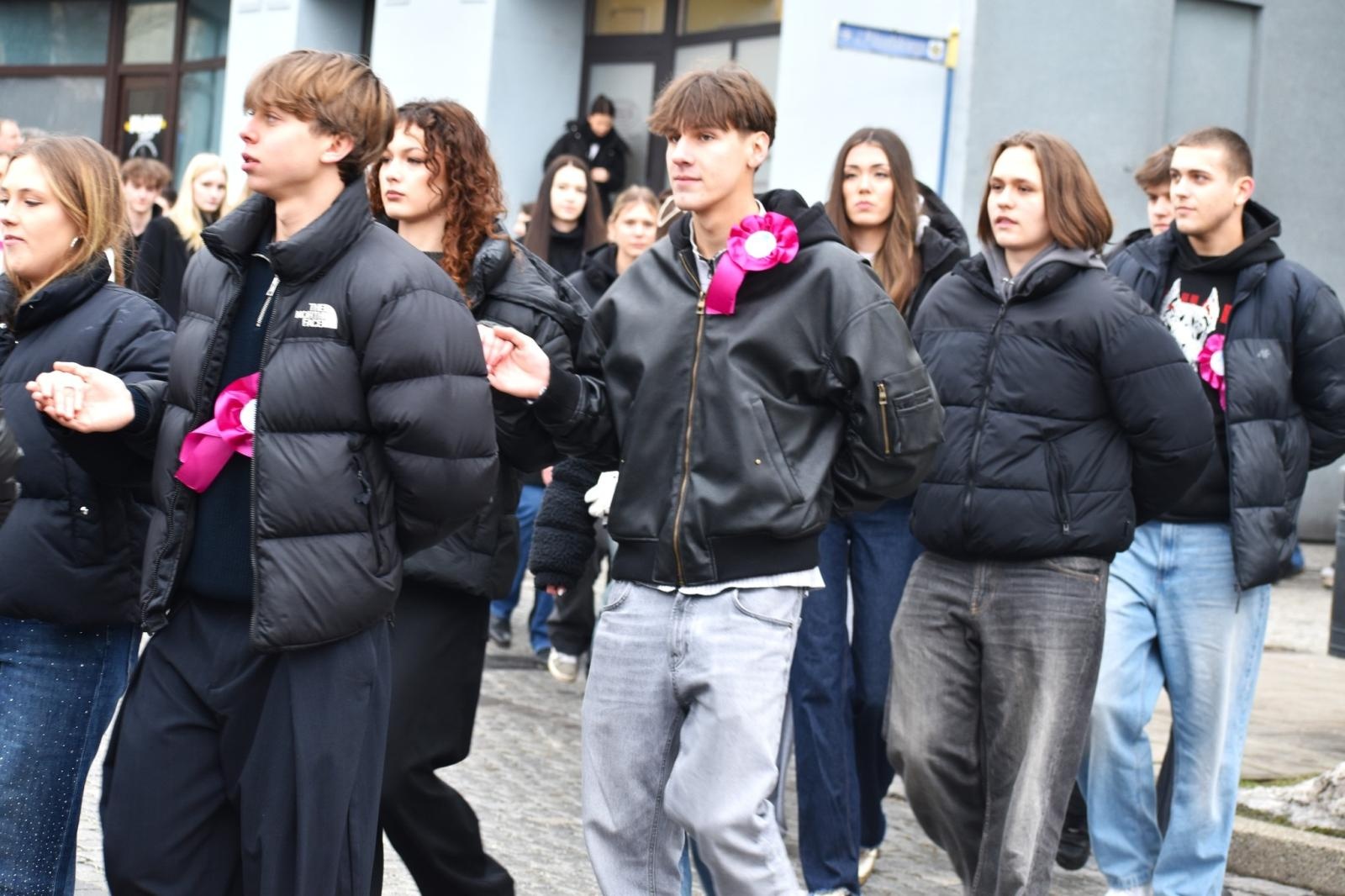 Zdjęcie w galerii na portalu naszwodzislaw.com: Tanecznym krokiem odliczali do matury [FOTO i WIDEO] wiadomości z regionu